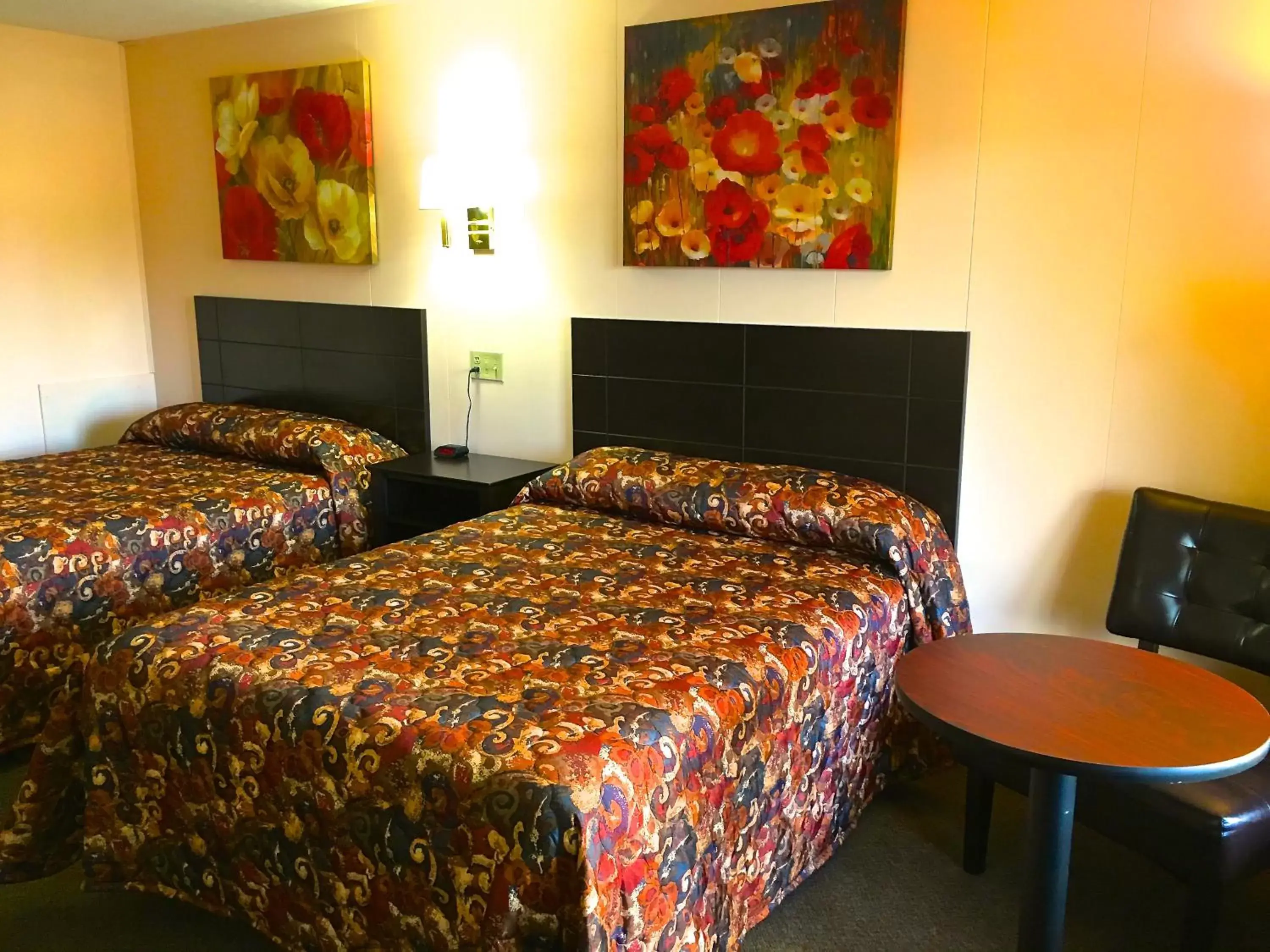 Bedroom, Bed in Oak Mar Motel