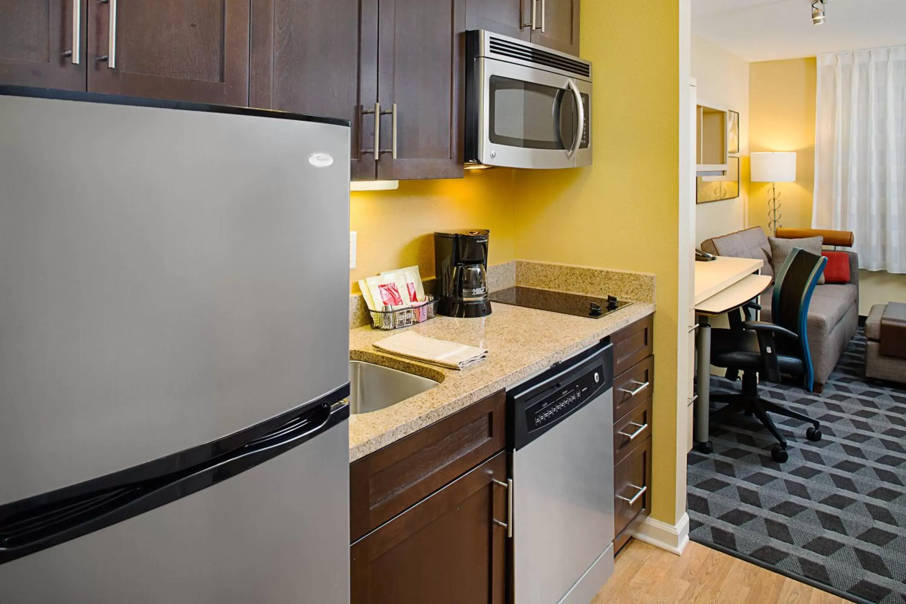 Kitchen or kitchenette, Kitchen/Kitchenette in TownePlace Suites by Marriott Fayetteville N / Springdale