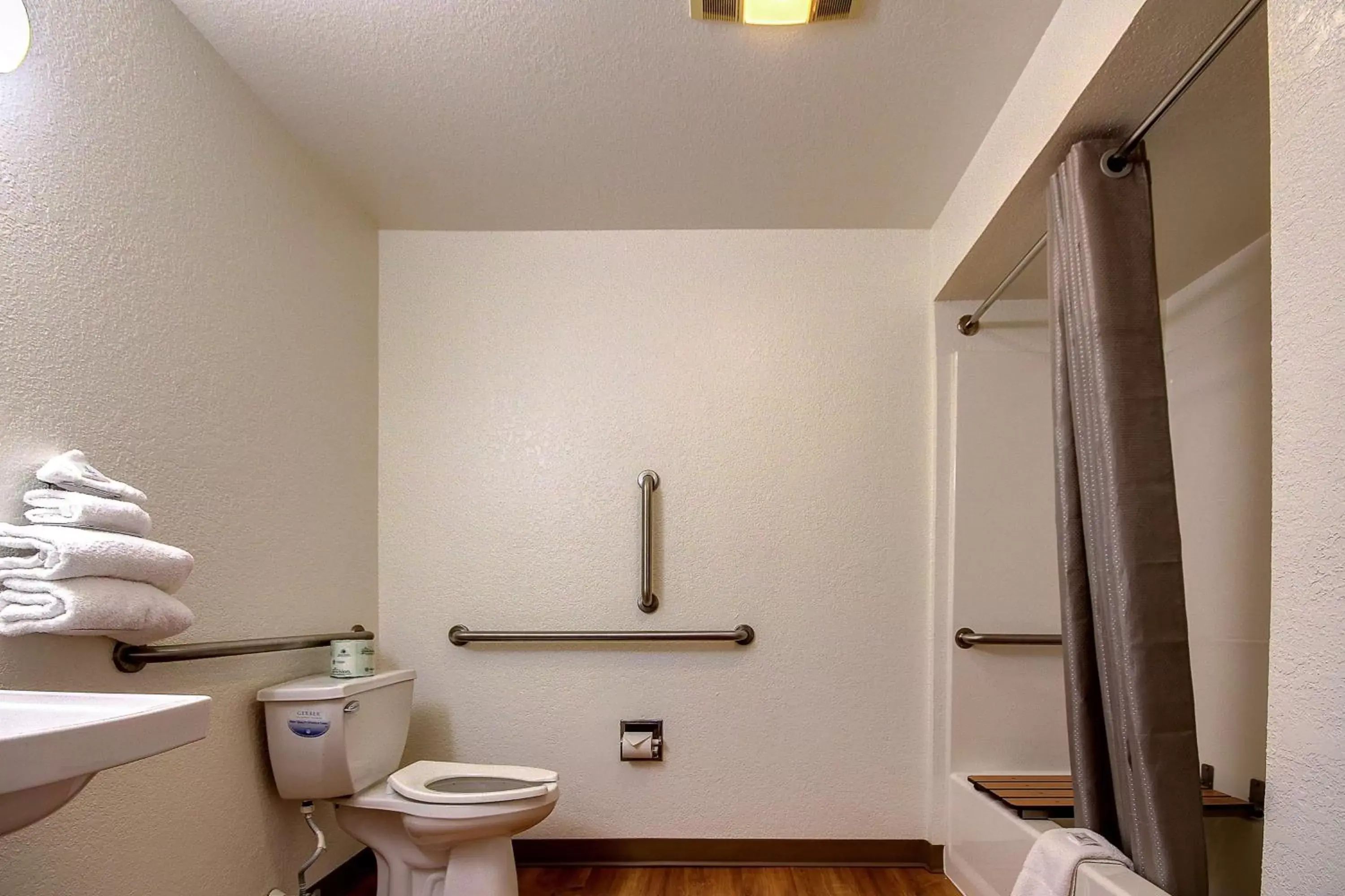 Shower, Bathroom in Motel 6-King Of Prussia, PA - Philadelphia