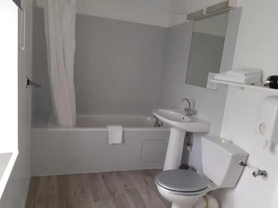 Bathroom in Hôtel Le Verger
