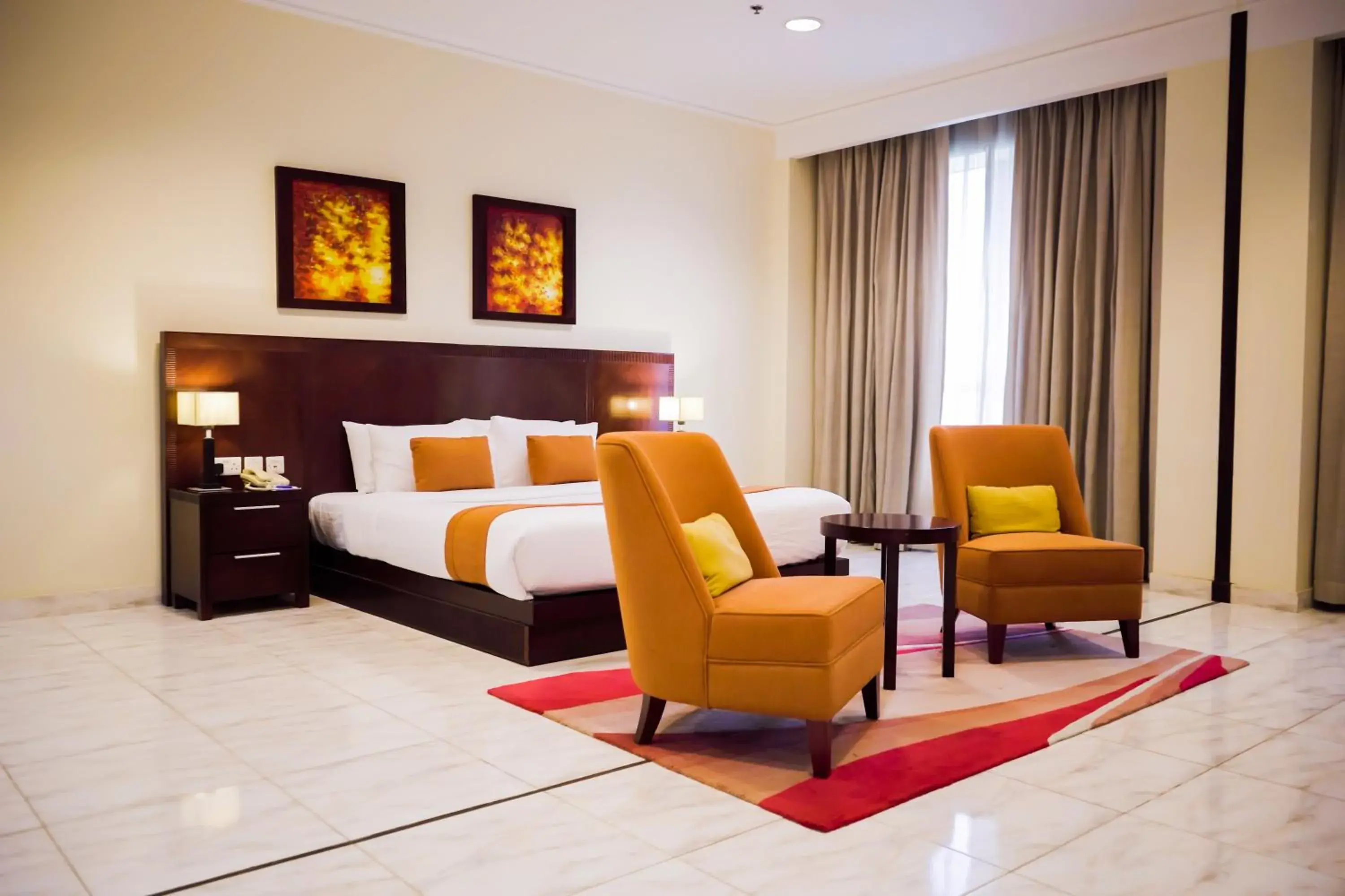 Bed, Seating Area in City Seasons Hotel & Suites Muscat