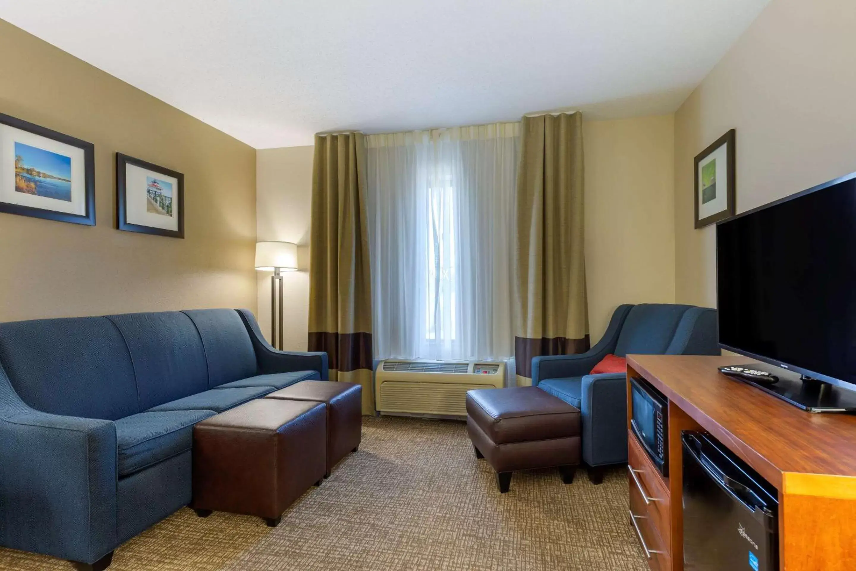 Photo of the whole room, Seating Area in Comfort Inn & Suites Cambridge