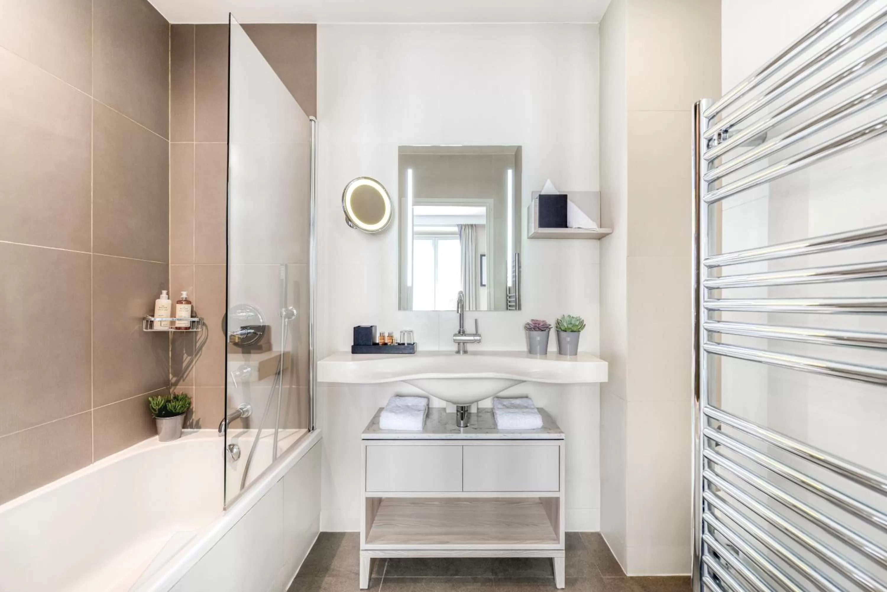 Bath in Hotel Opéra Opal