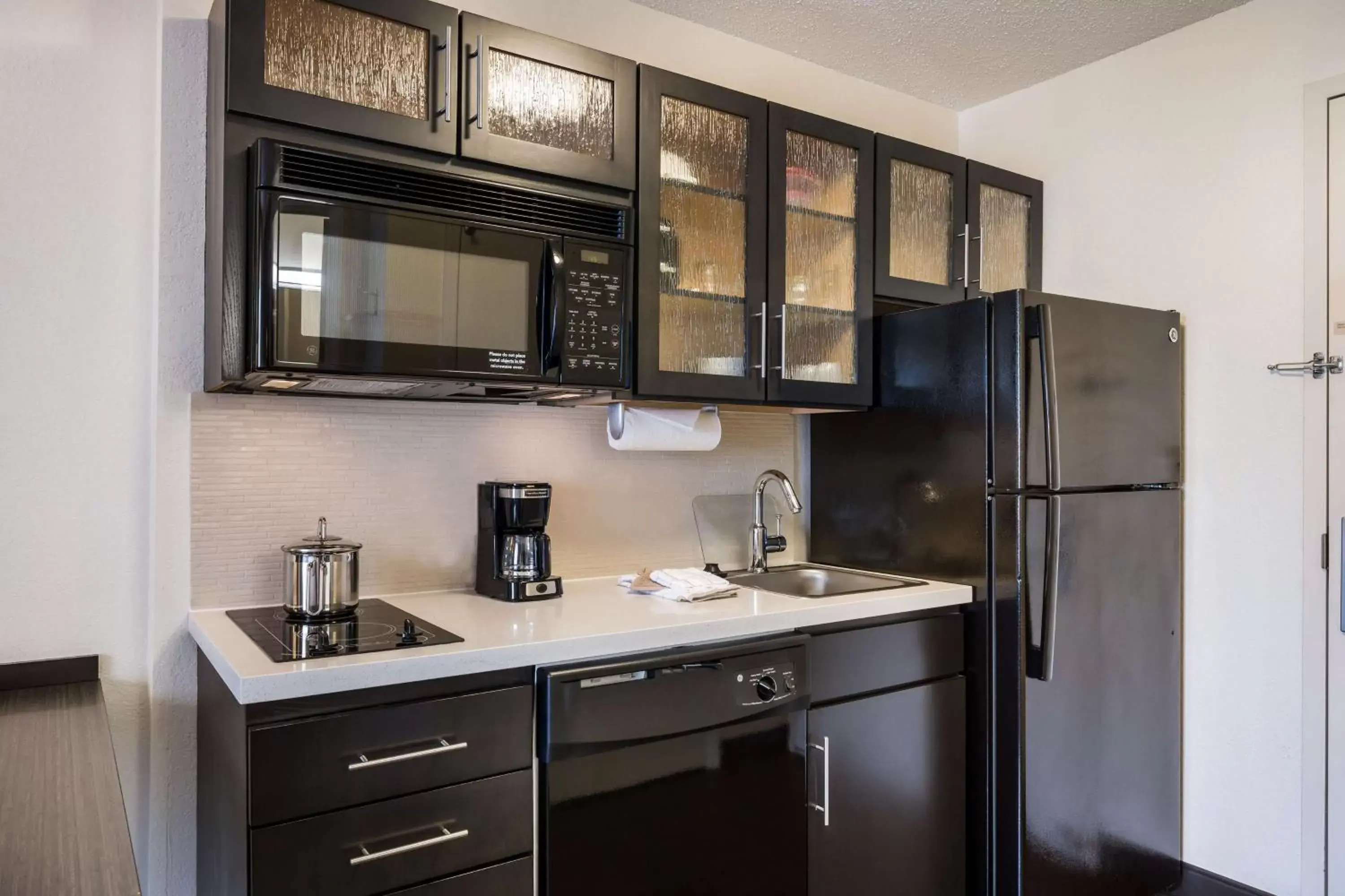 Bedroom, Kitchen/Kitchenette in Sonesta Simply Suites Detroit Warren
