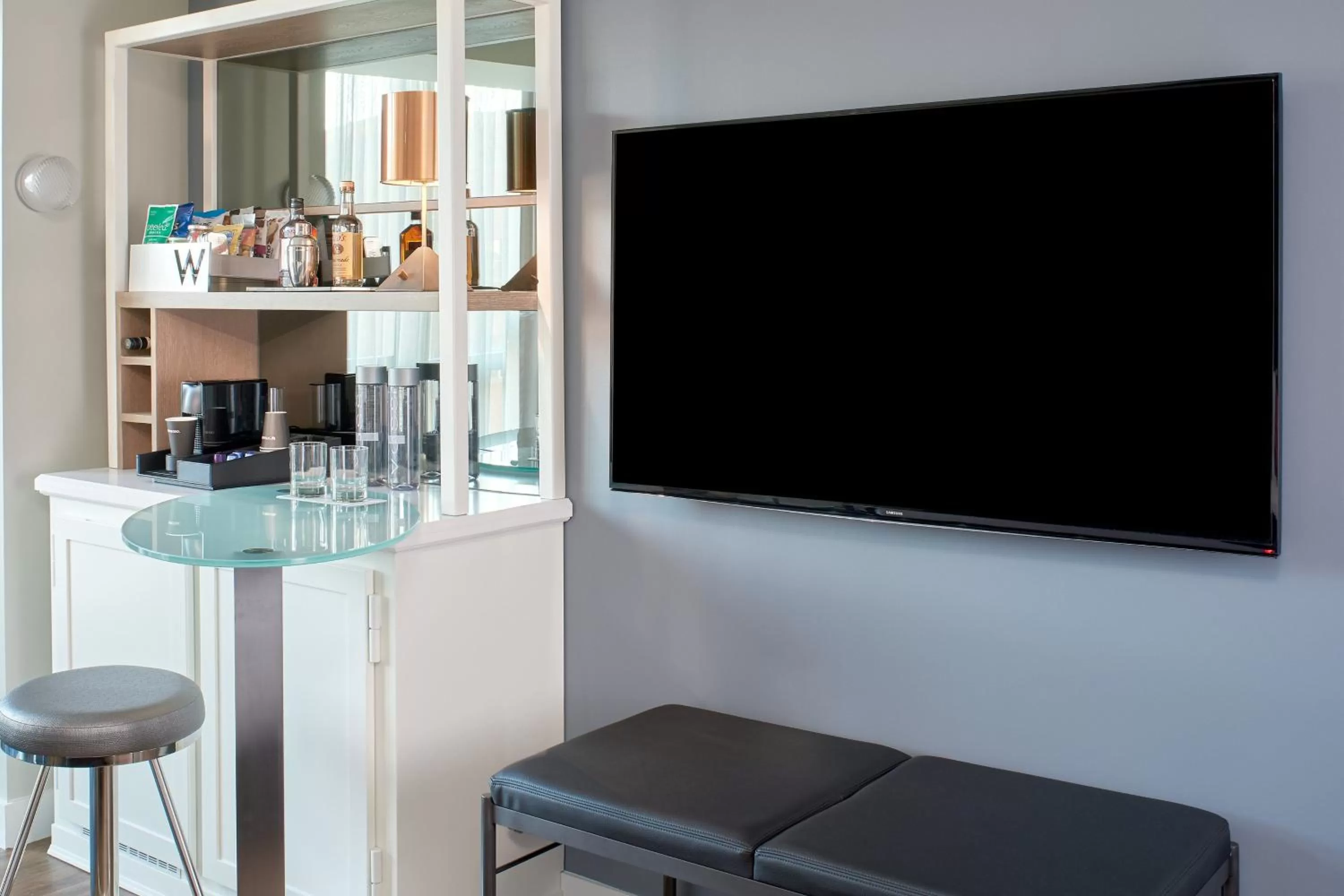 Photo of the whole room in W Boston