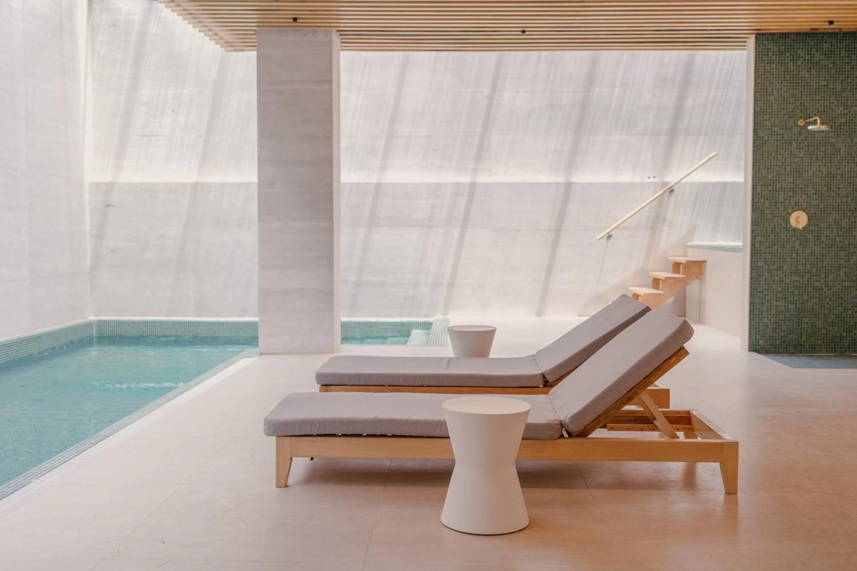 Swimming pool in Met Hotel