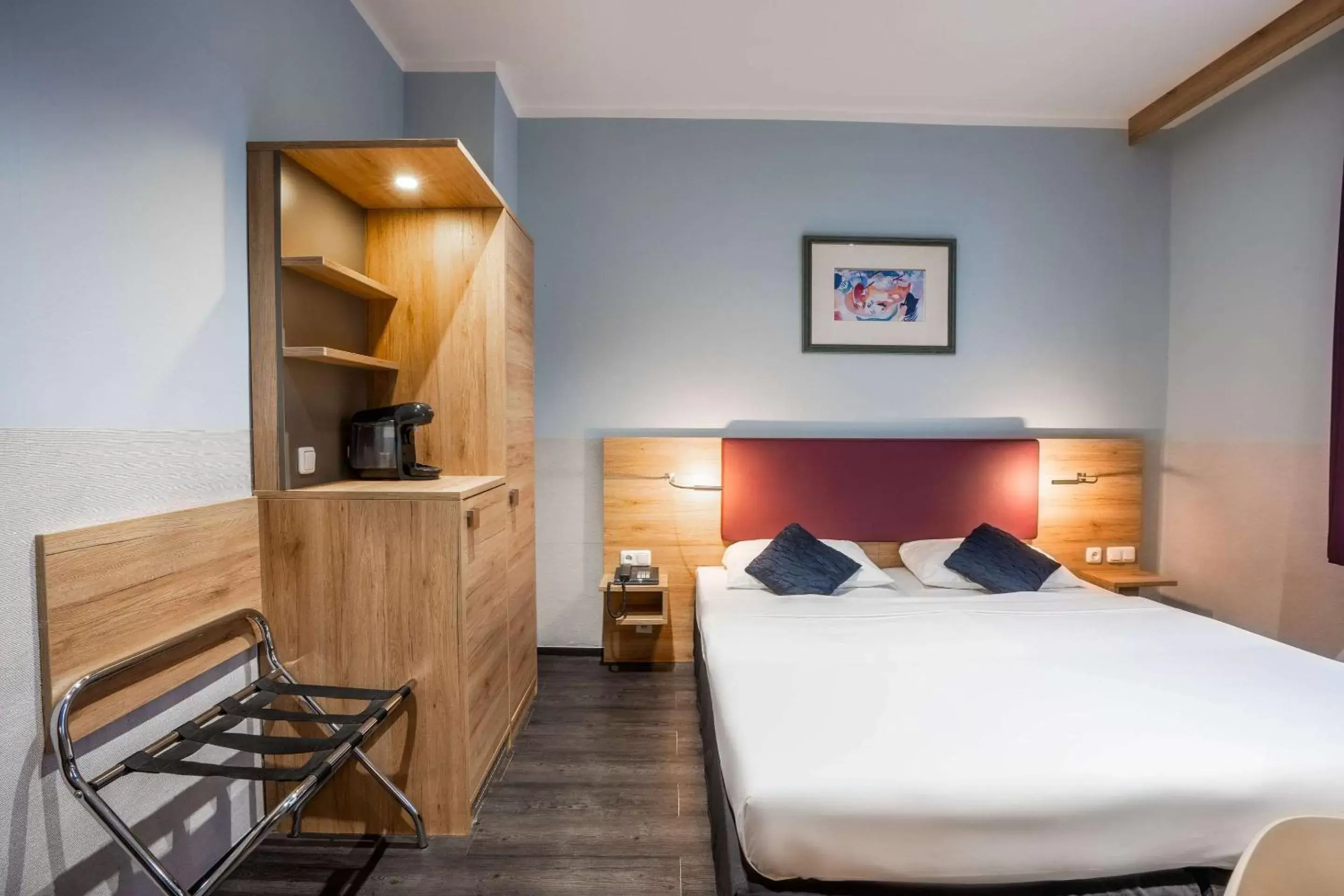 Photo of the whole room, Bed in Comfort Hotel Frankfurt Central Station Photo of the whole room, Bed in Comfort Hotel Frankfurt Central Station