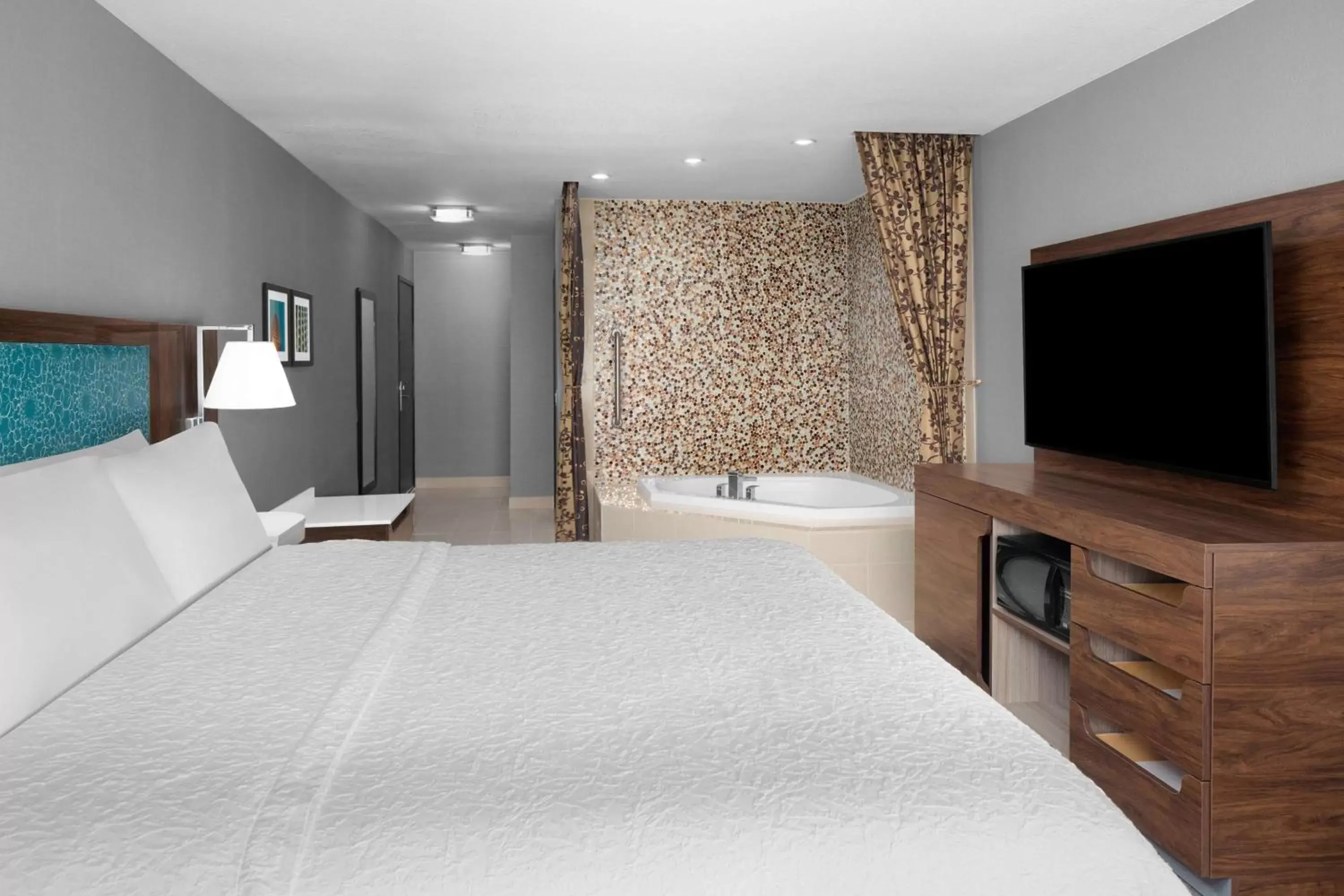 Bathroom, Bed in Hampton Inn Phoenix - Biltmore