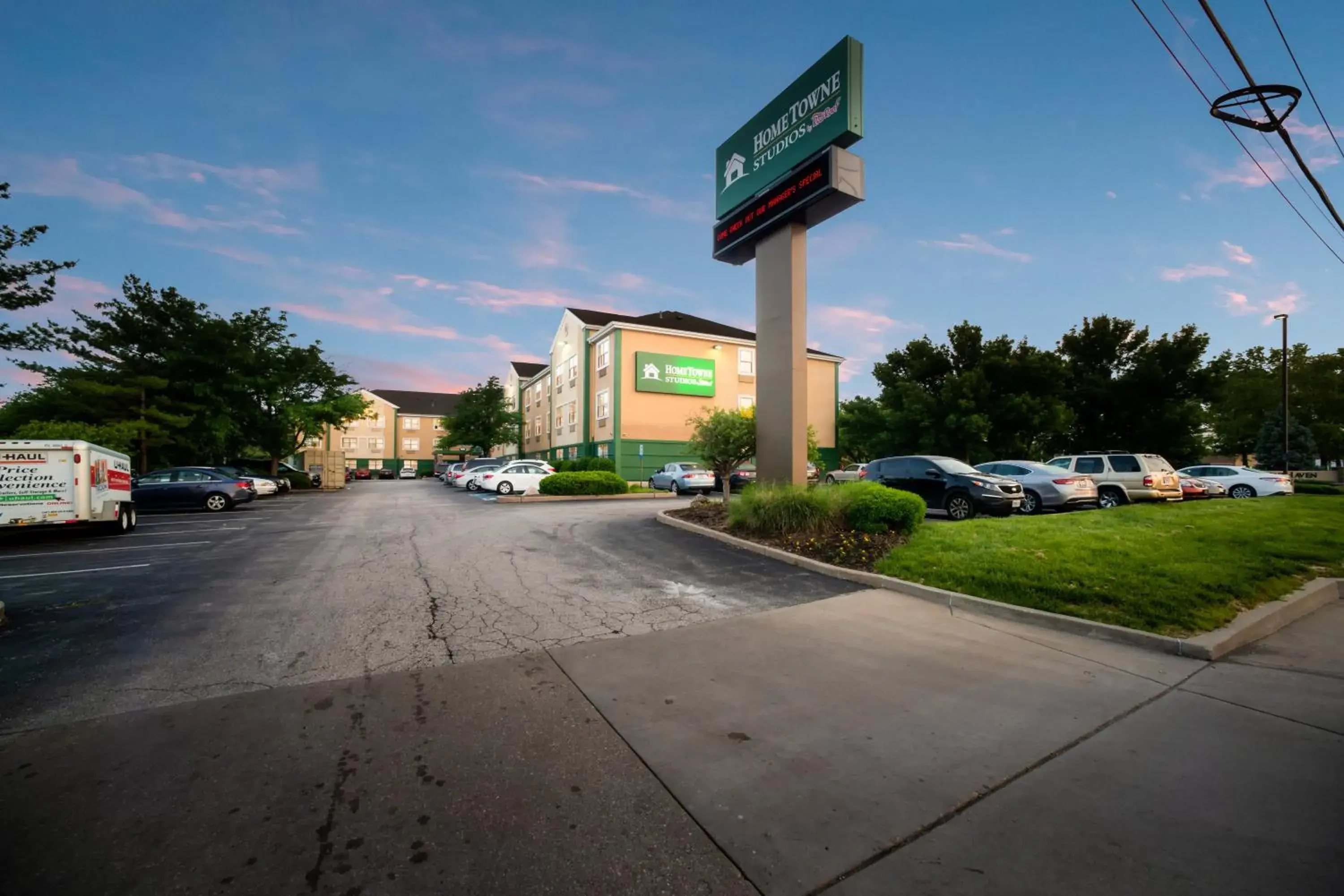 Property building in HomeTowne Studios by Red Roof St. Louis - Airport/N Lindbergh Property building in HomeTowne Studios by Red Roof St. Louis - Airport/N Lindbergh