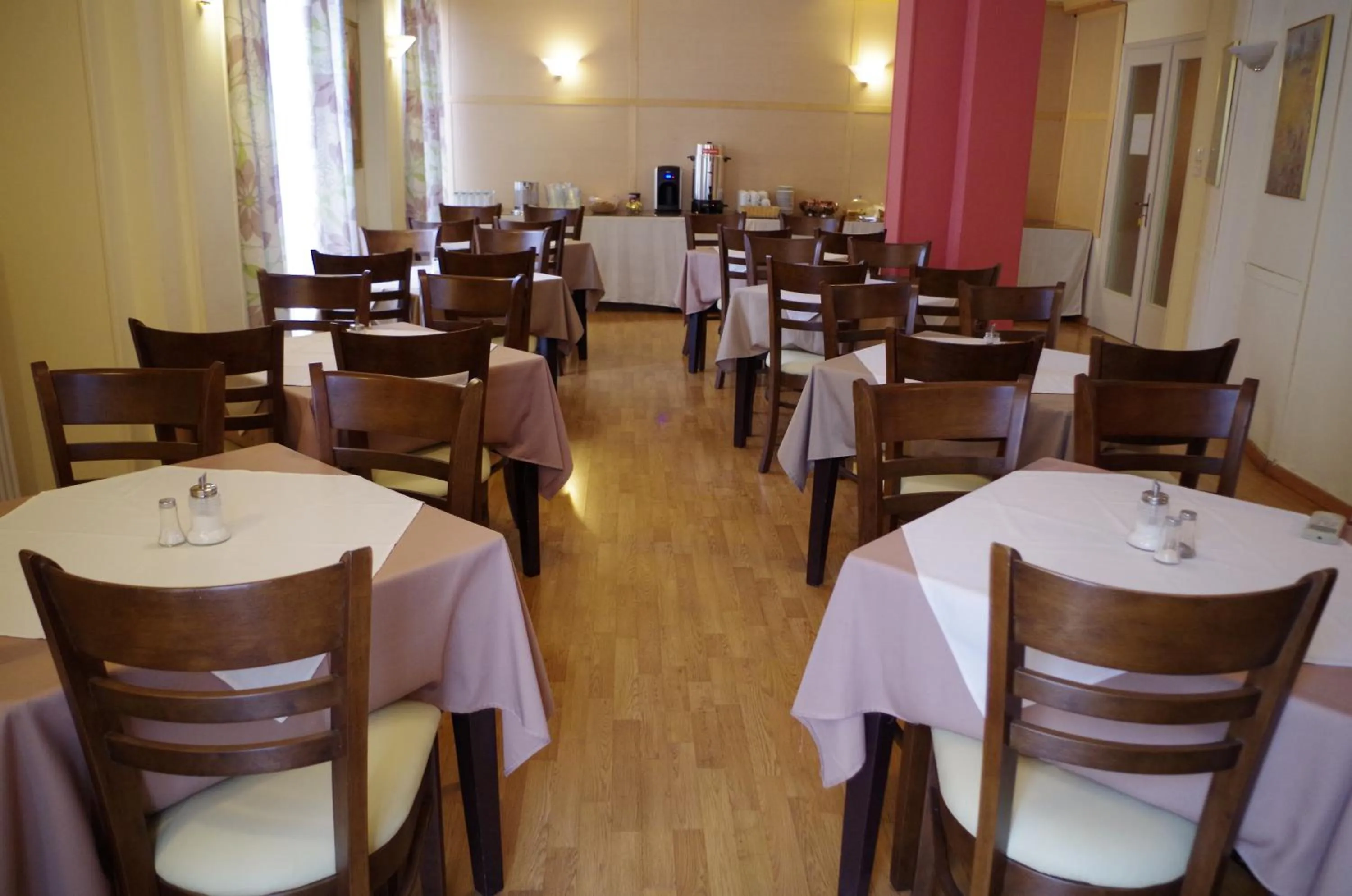 Restaurant/places to eat in Hotel Exarchion