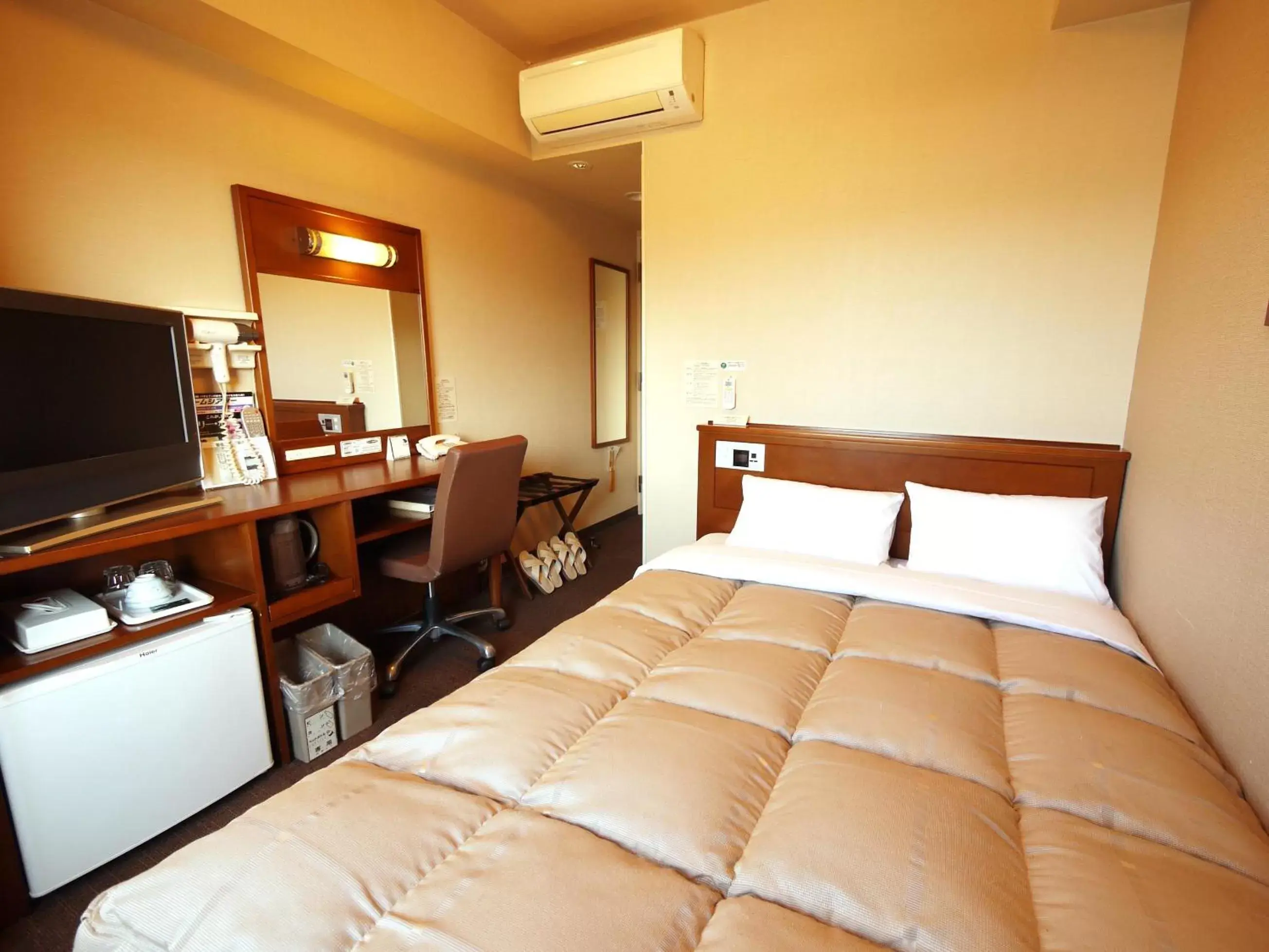 Photo of the whole room, Bed in Hotel Route-Inn Gotenba Eki-Minami