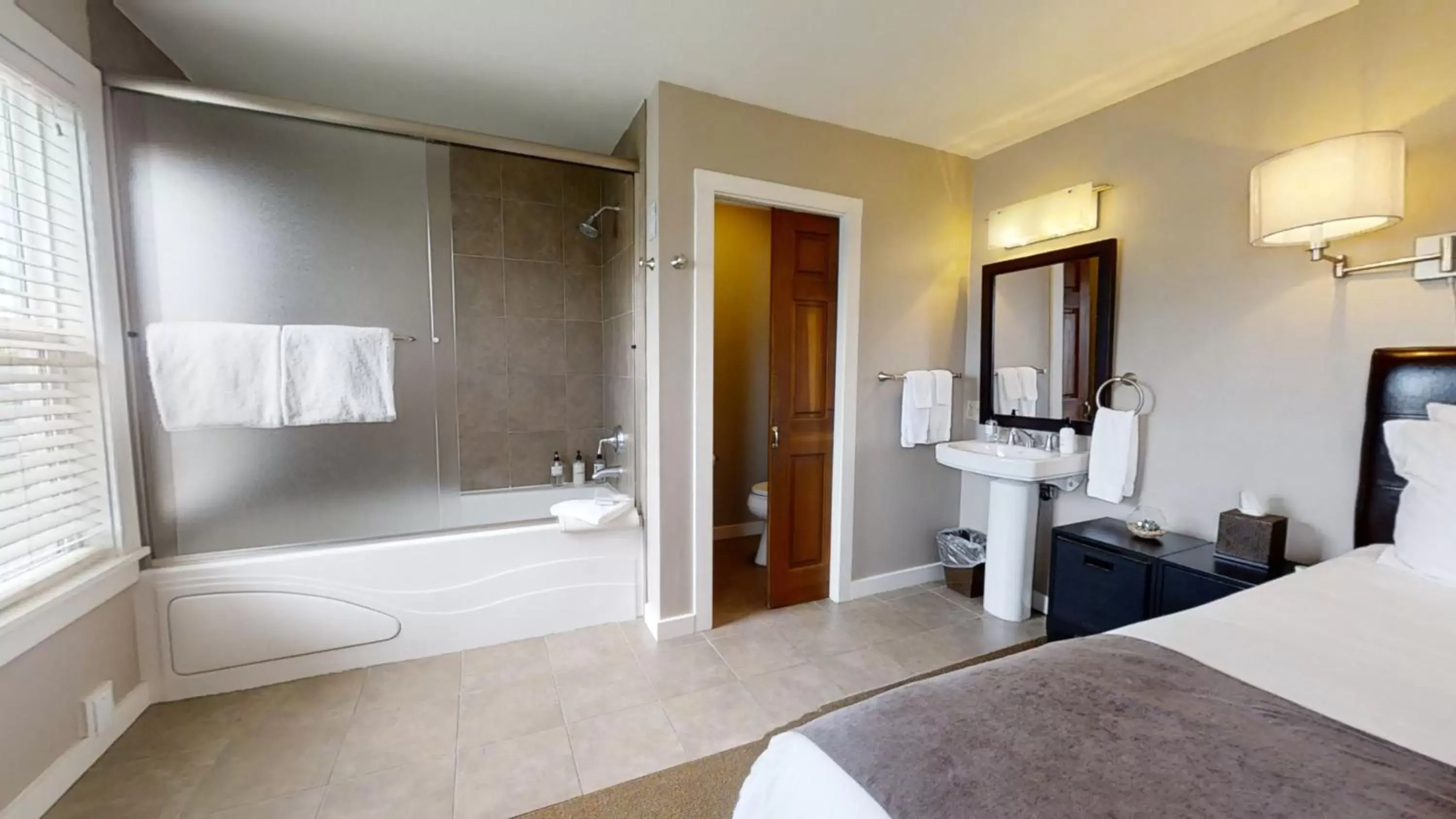 Shower, Bathroom in Bird Rock Hotel
