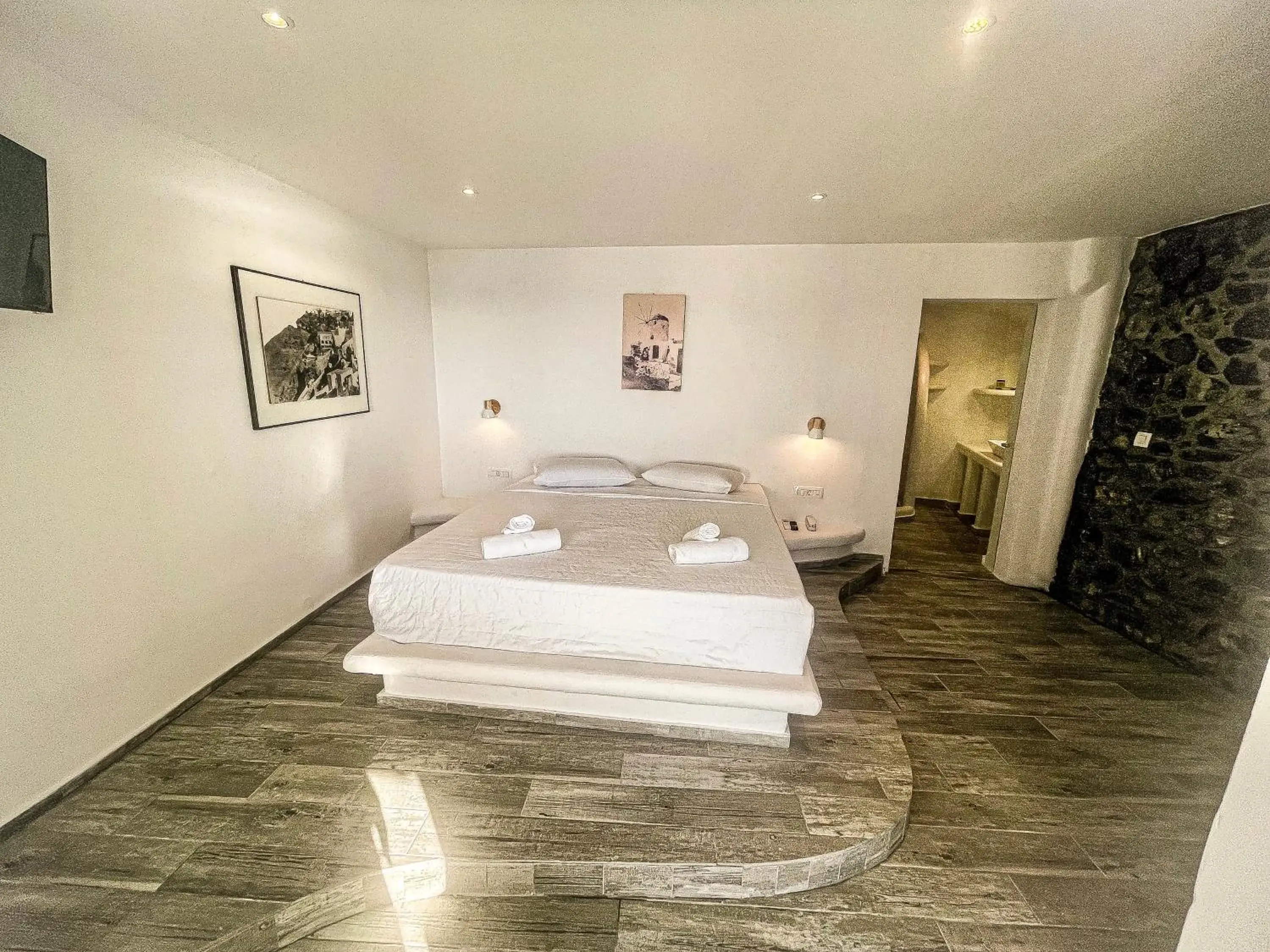 Bed in Loucas on the Cliff Bed in Loucas on the Cliff