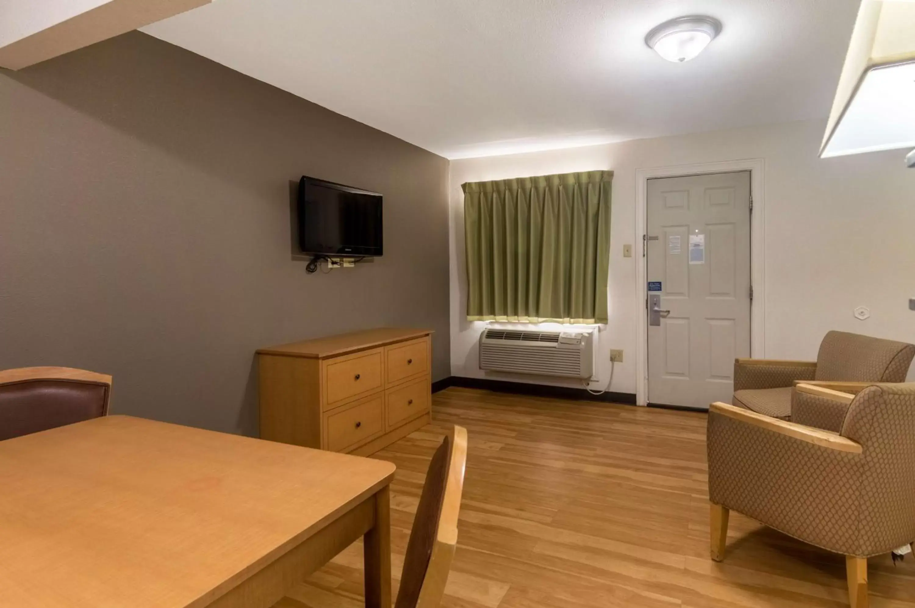 TV and multimedia, Bed in Studio 6-Lubbock, TX - Medical Center TV and multimedia, Bed in Studio 6-Lubbock, TX - Medical Center