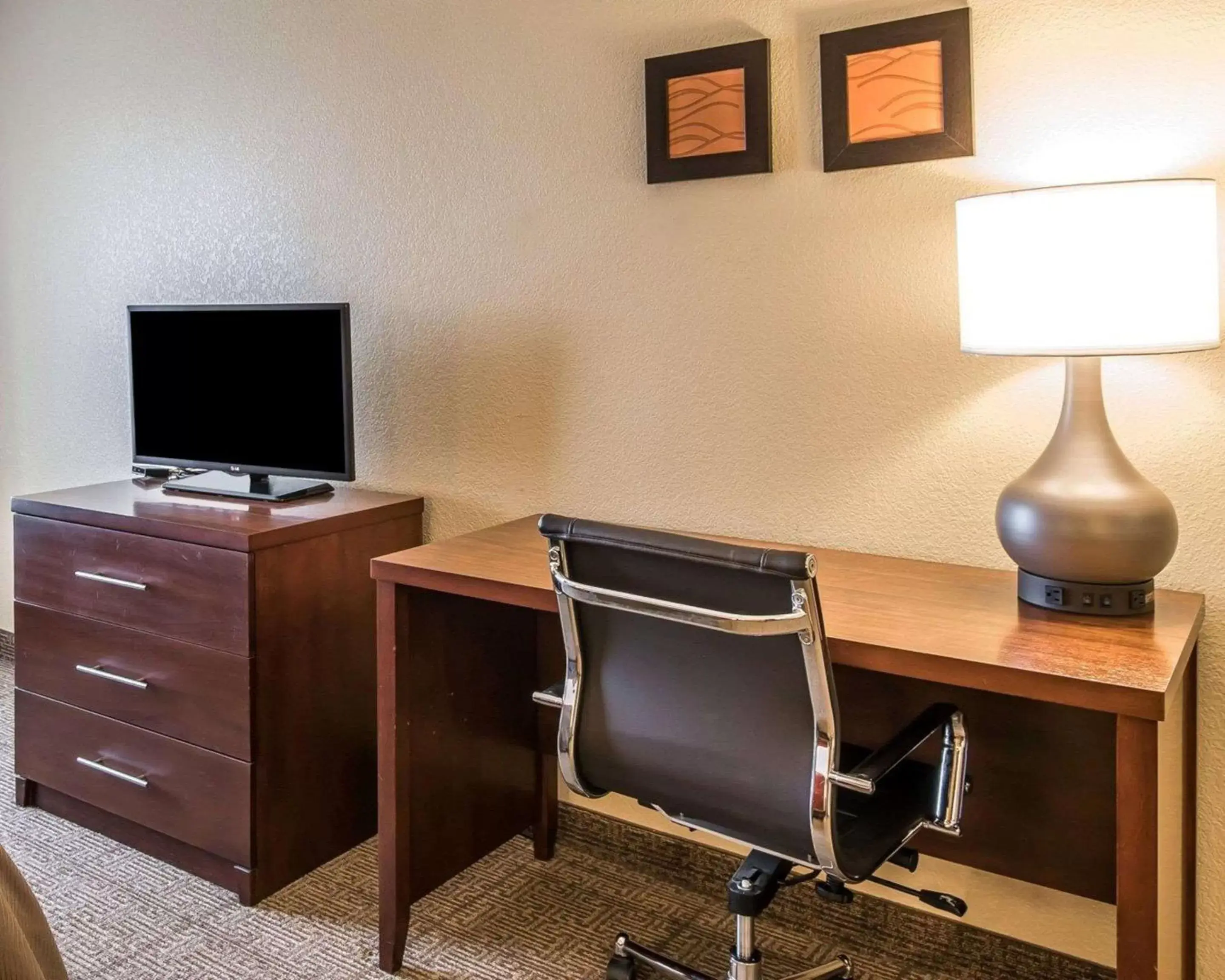 Photo of the whole room, TV/Entertainment Center in Quality Inn & Suites Bethany