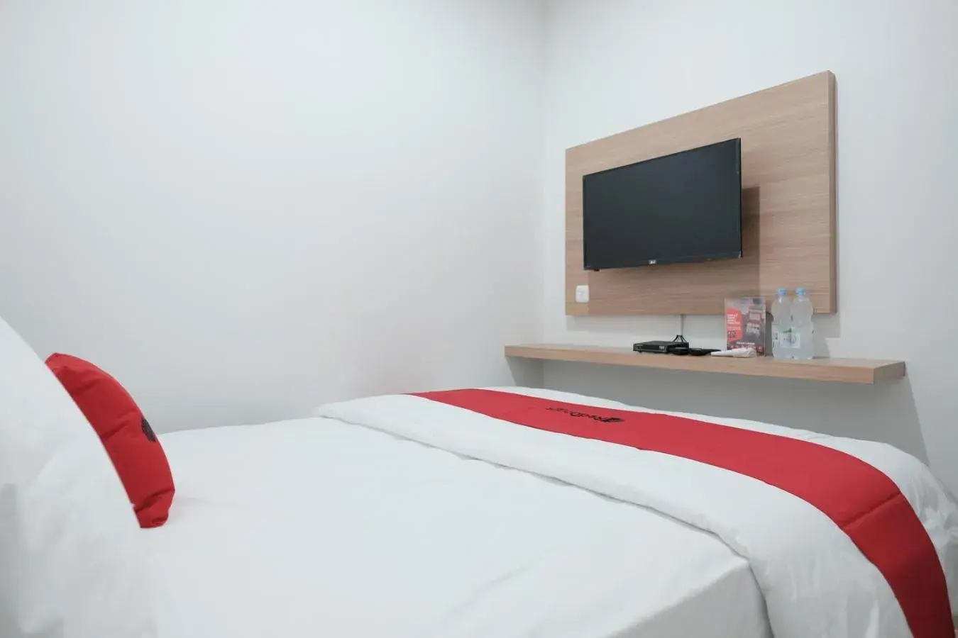 Bedroom, Bed in RedDoorz Syariah near Simpang Surabaya Aceh