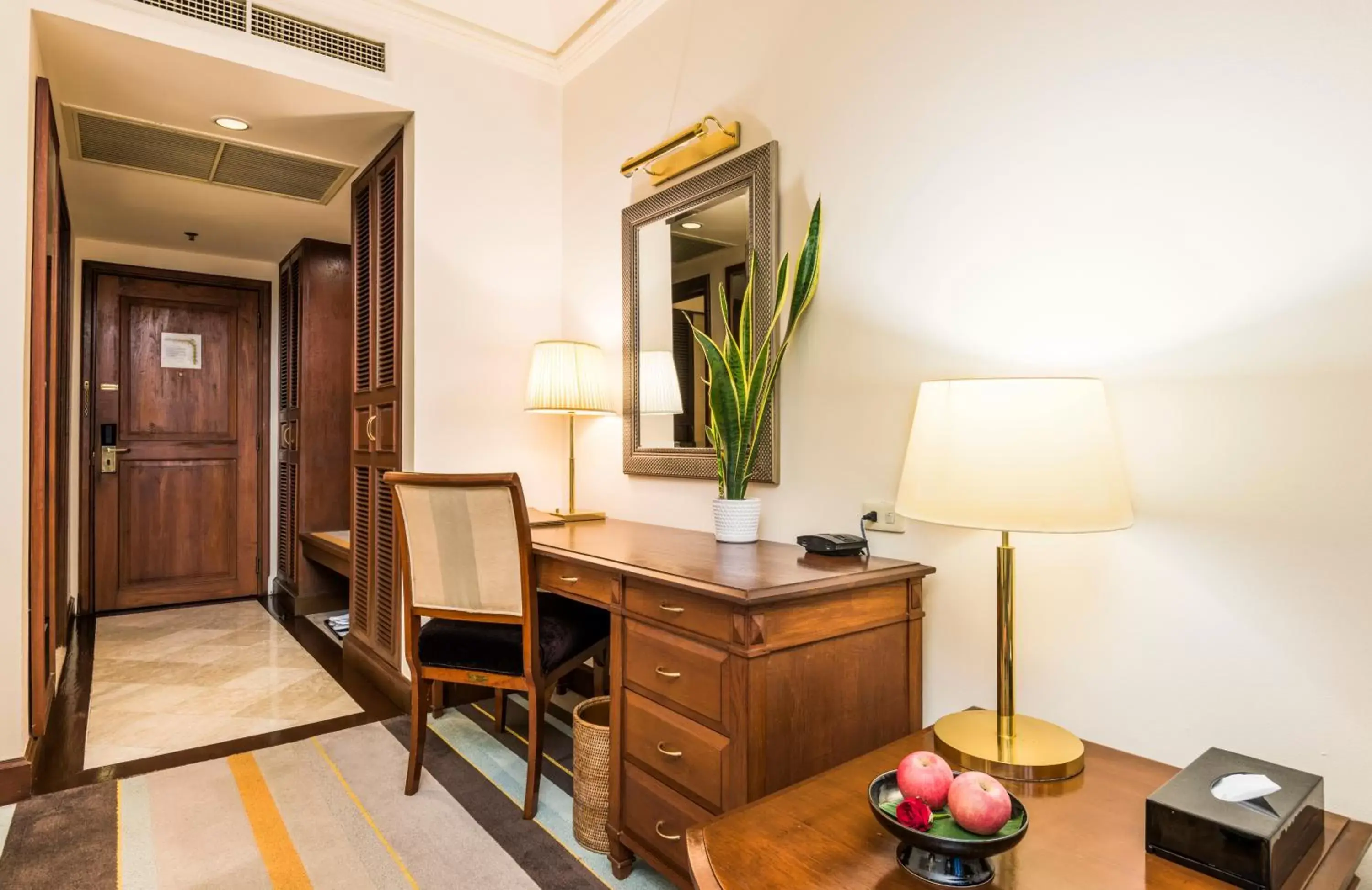 Seating area, TV/Entertainment Center in Chatrium Hotel Royal Lake Yangon