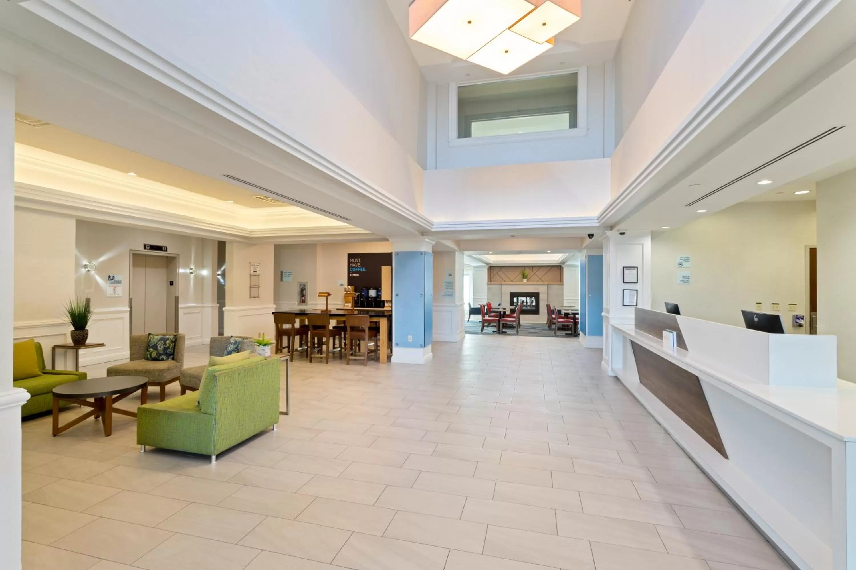Lobby or reception in Holiday Inn Express Hauppauge-Long Island by IHG