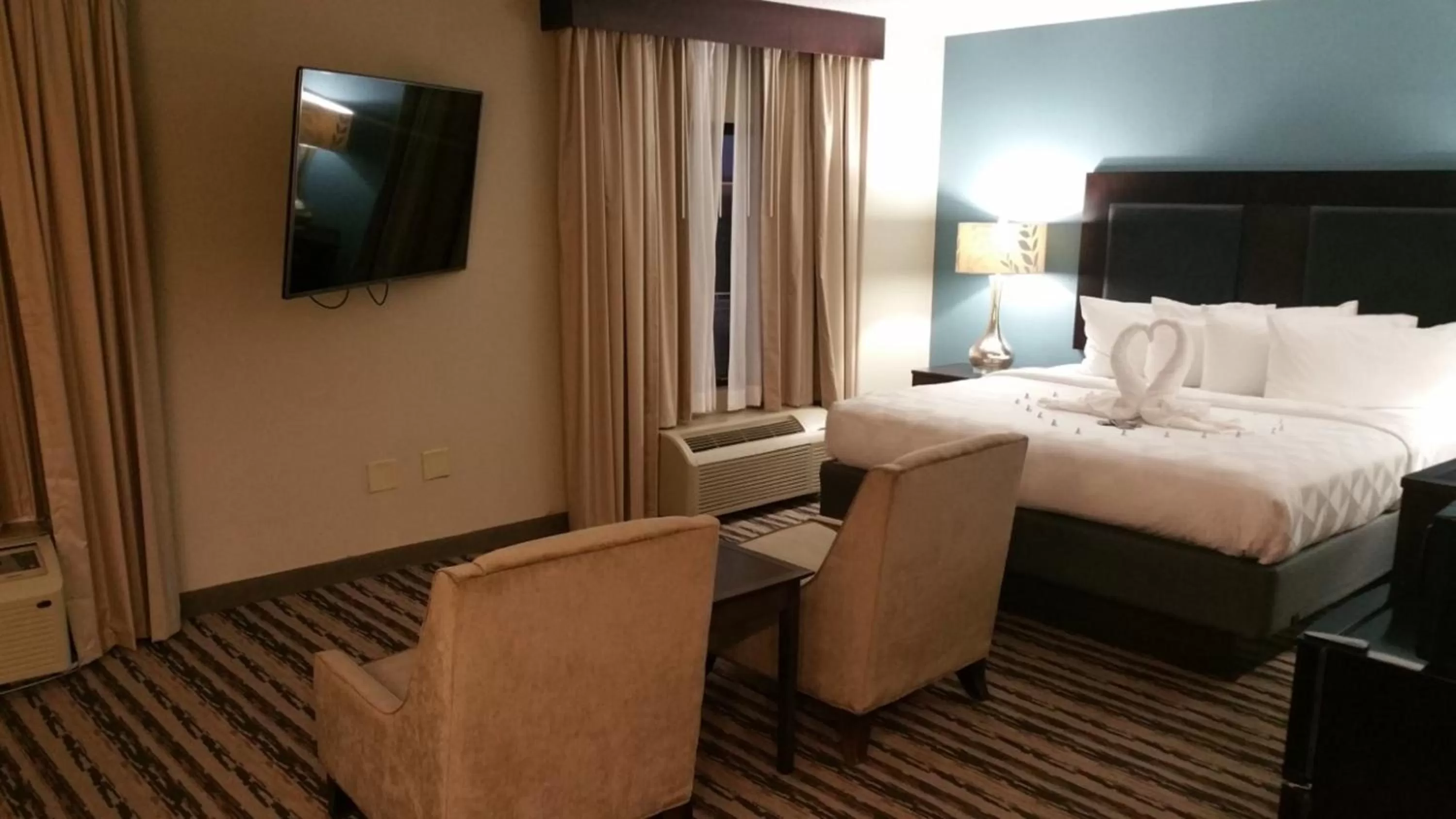 Guests, Bed in Holiday Inn Harrisburg East by IHG