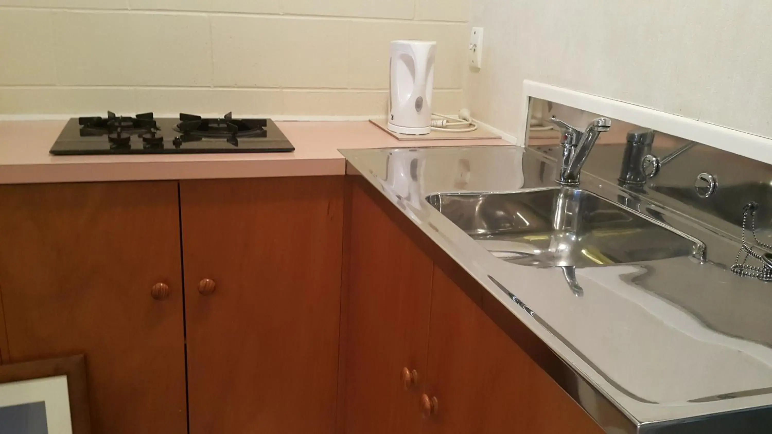 Kitchen/Kitchenette in Six On Union Motel