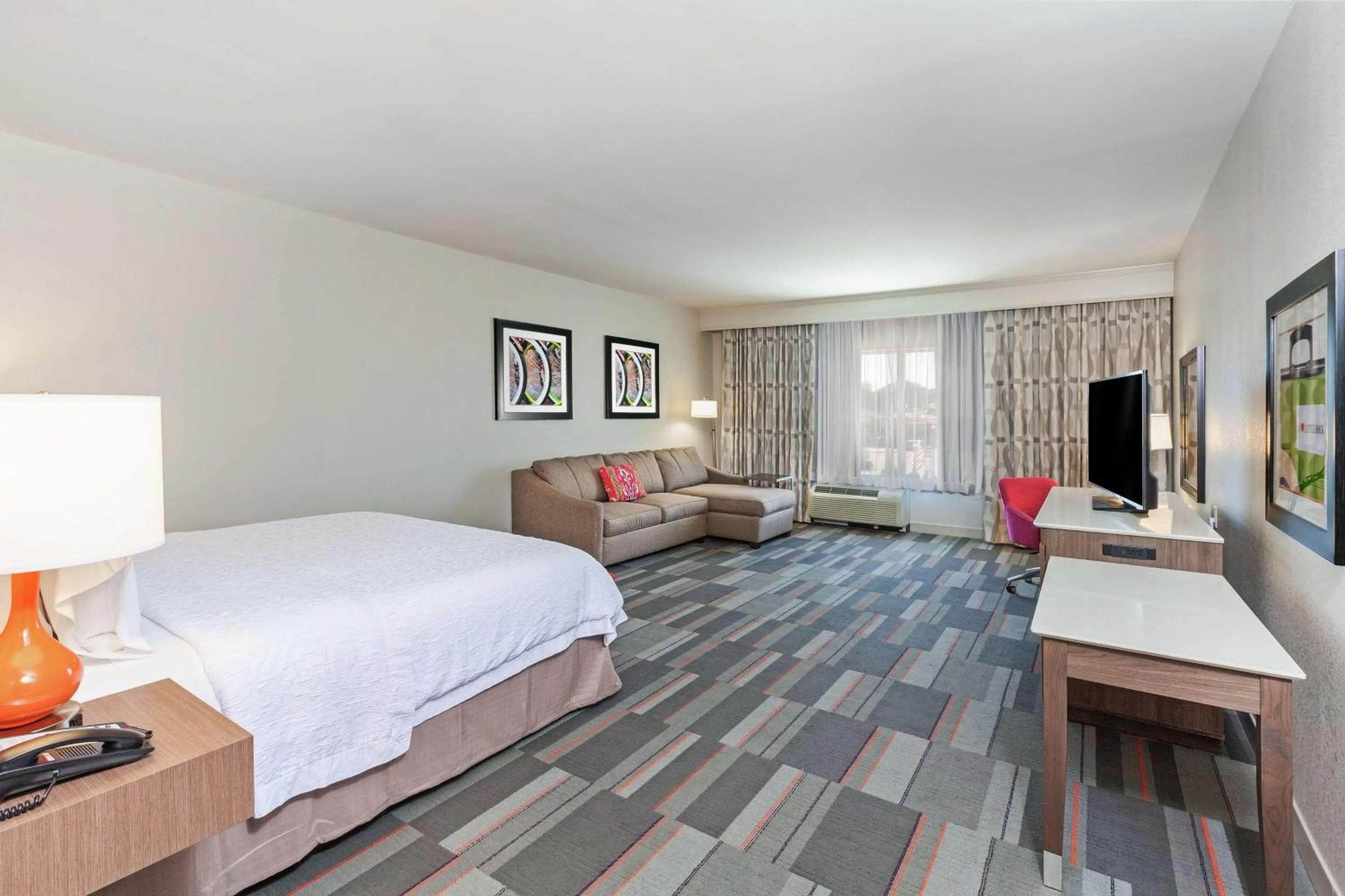 Bedroom, Bed in Hampton Inn North Little Rock McCain Mall, AR