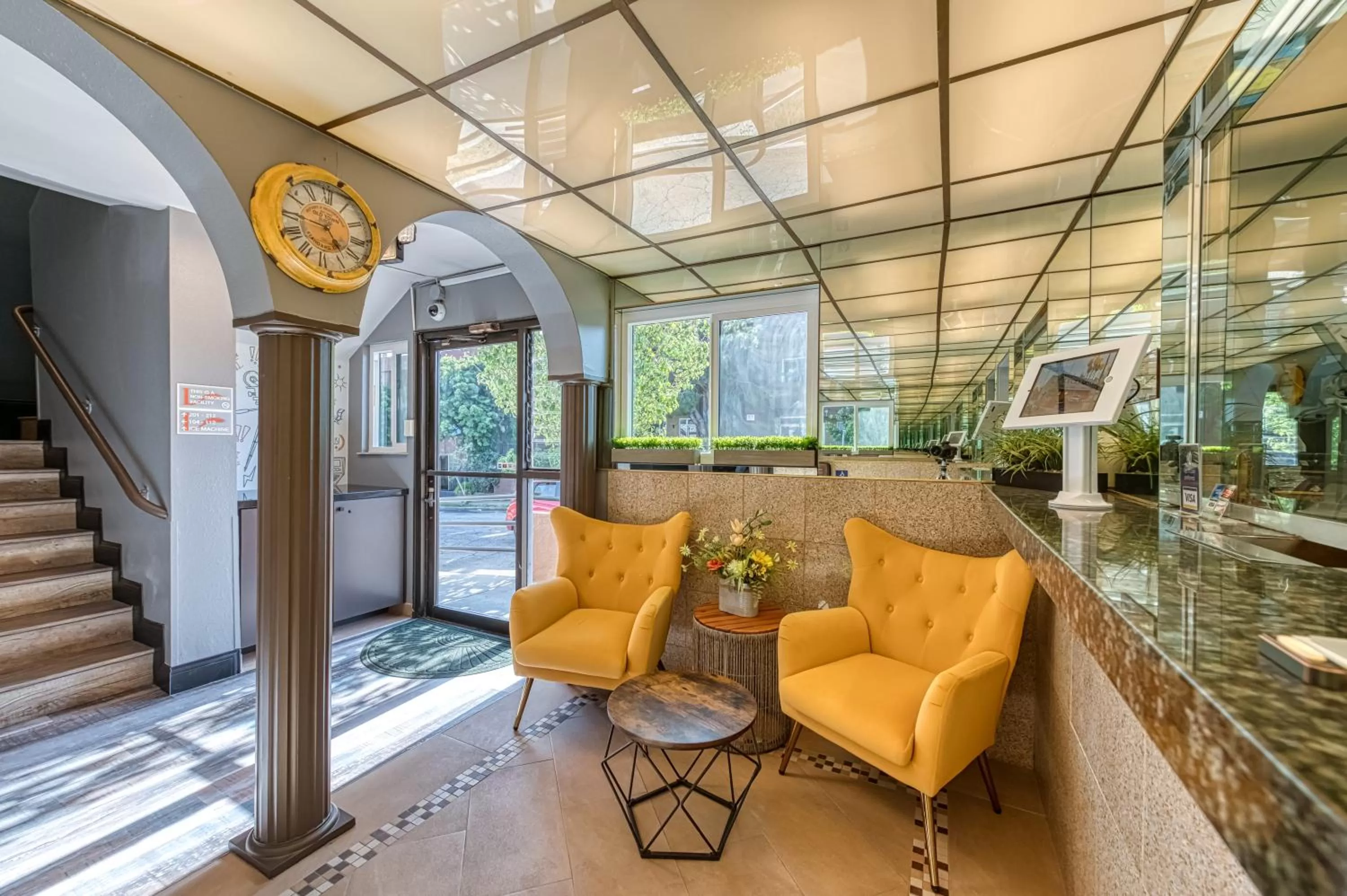 Lobby or reception in La Mirage Inn - Hollywood