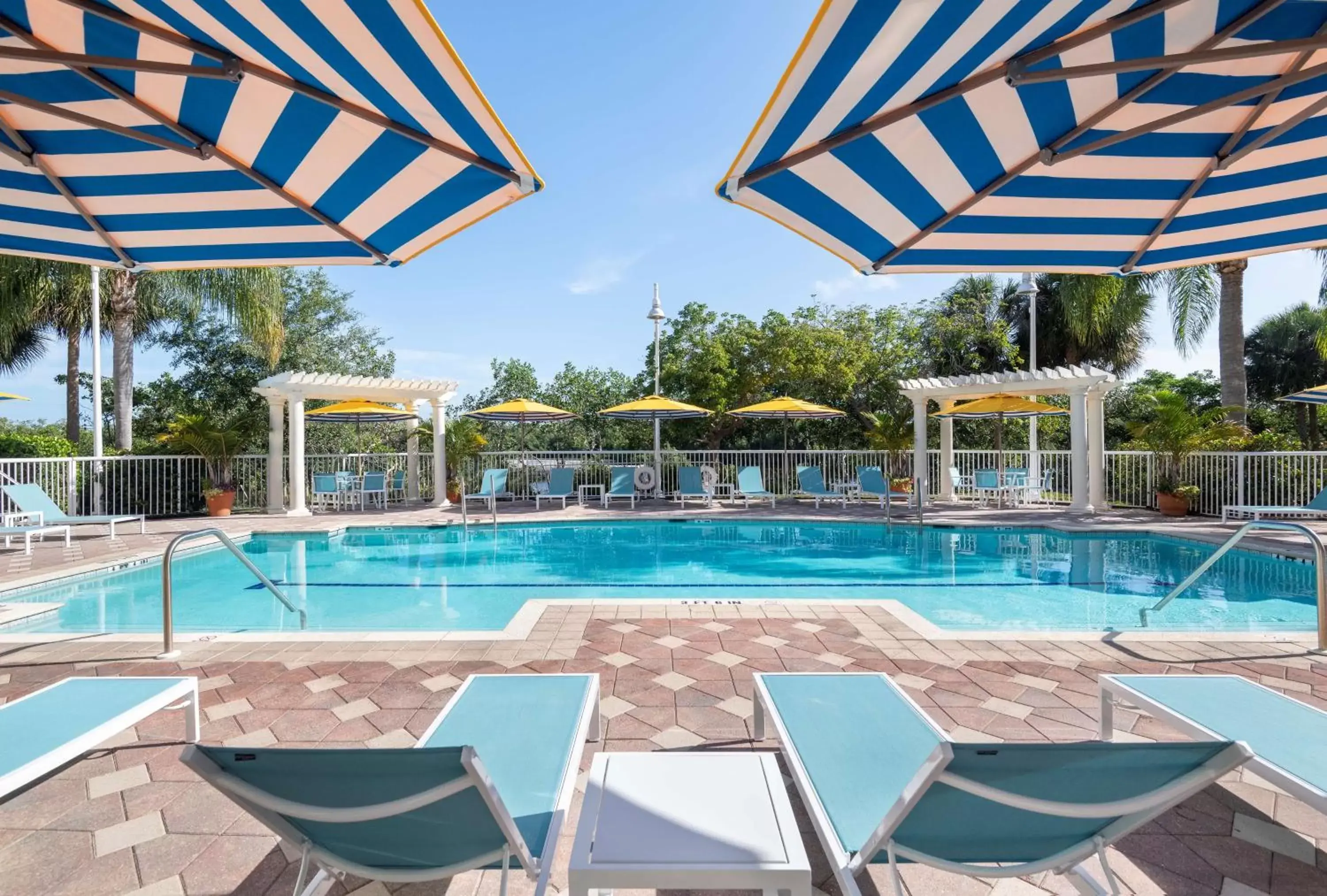 Swimming Pool in DoubleTree Suites by Hilton Naples