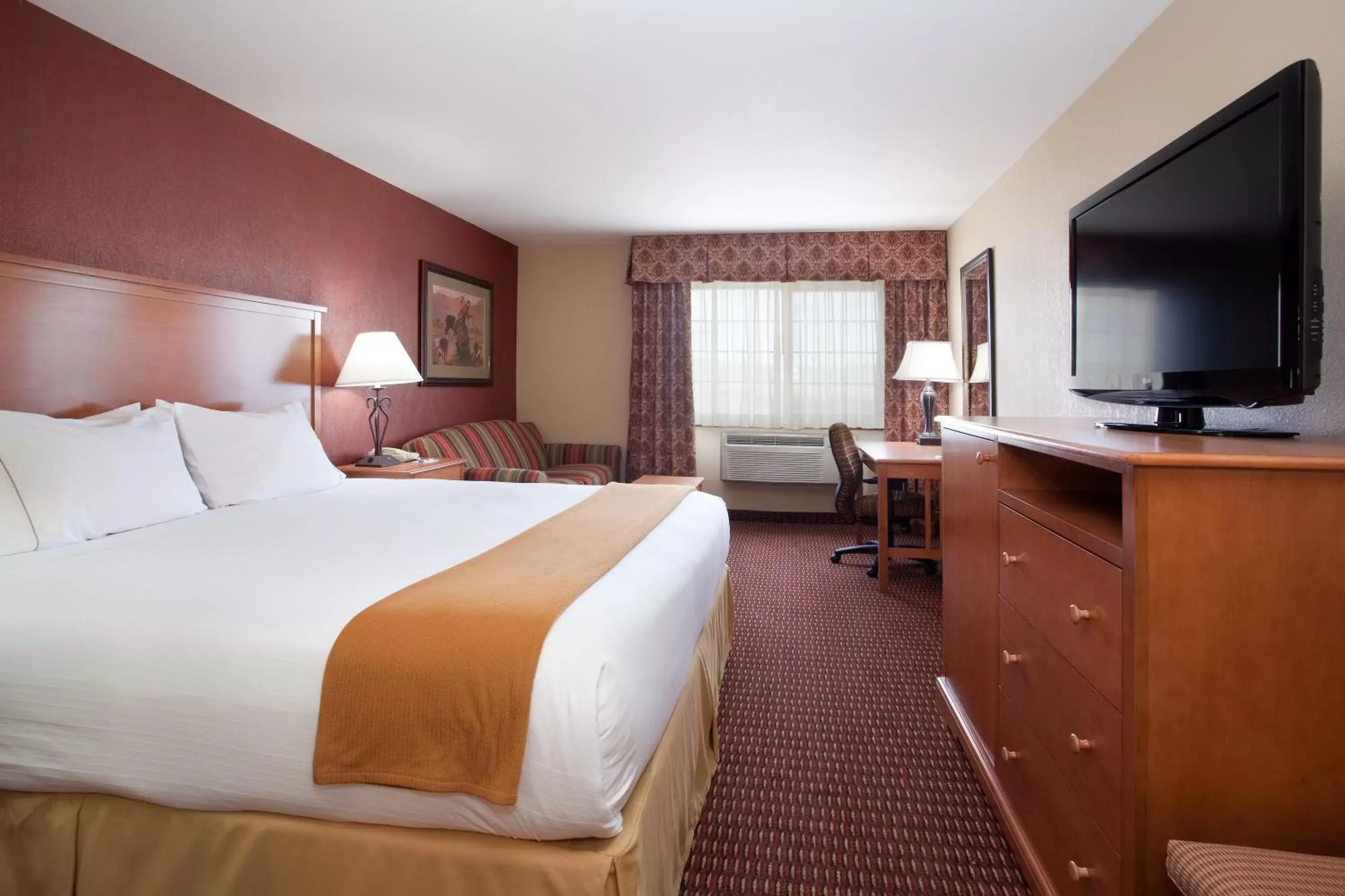 Photo of the whole room, Bed in Holiday Inn Express Hotel & Suites Raton, an IHG Hotel
