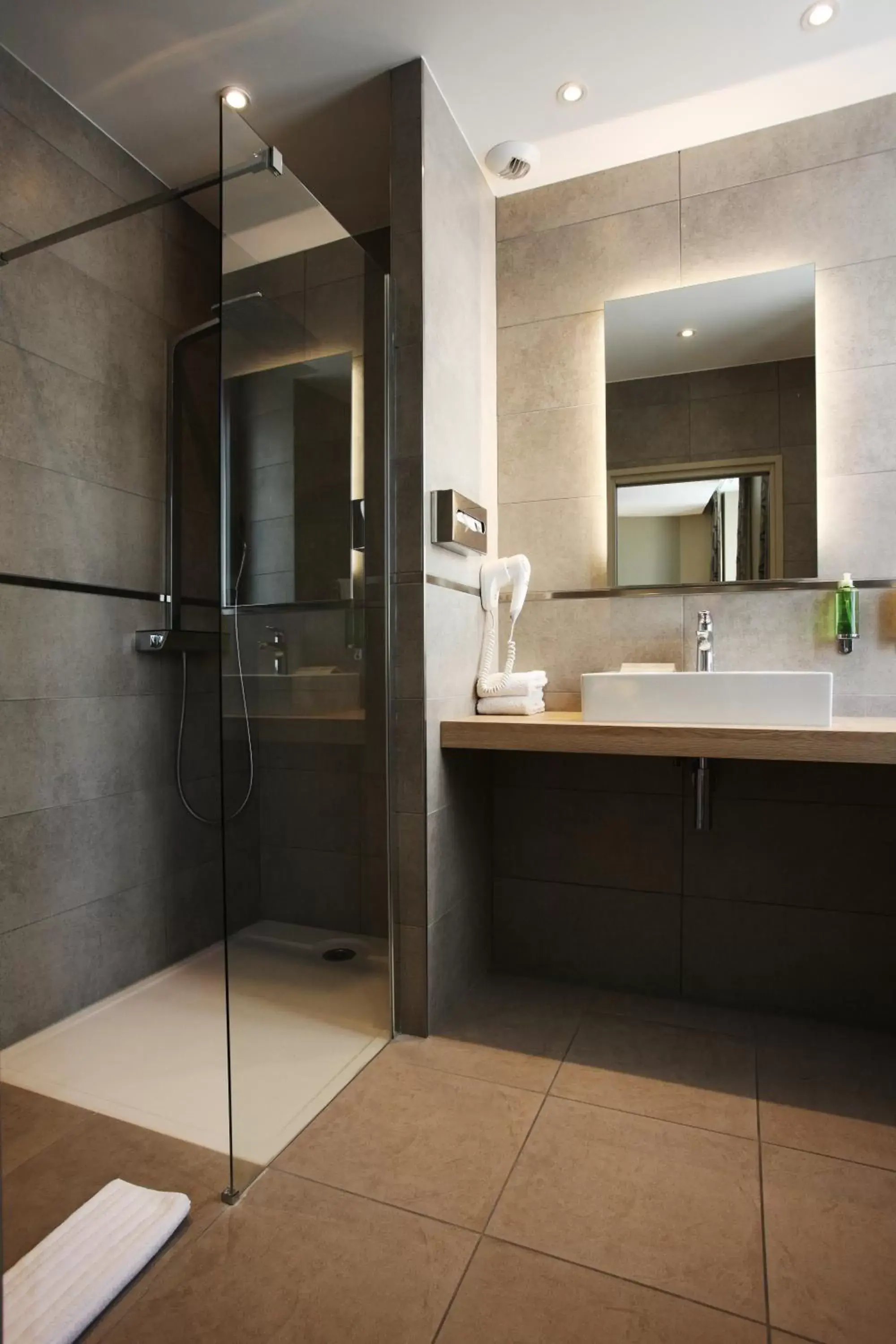 Bathroom in Hotel De France