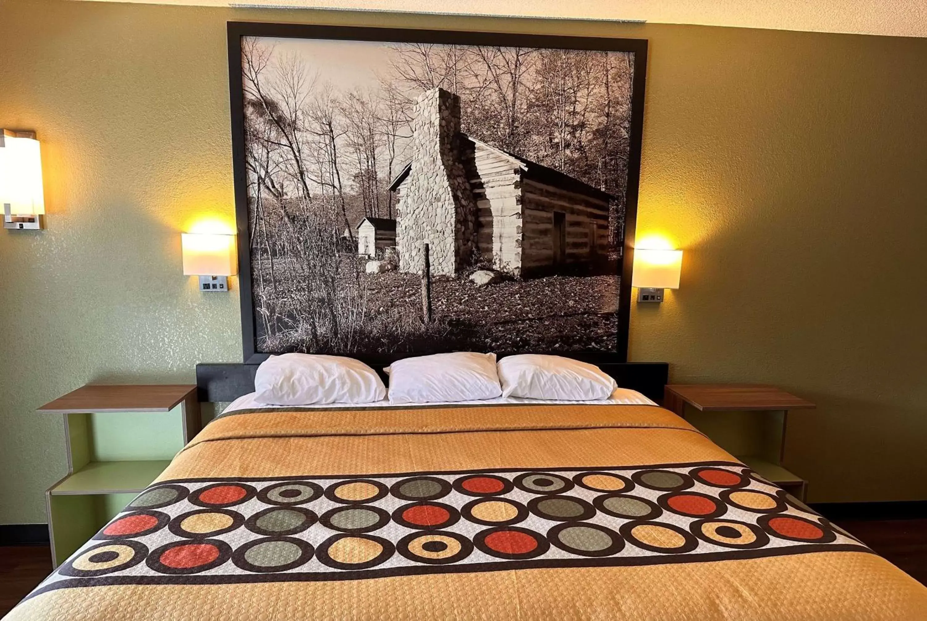 Photo of the whole room, Bed in Super 8 by Wyndham Cincinnati-Springdale OH