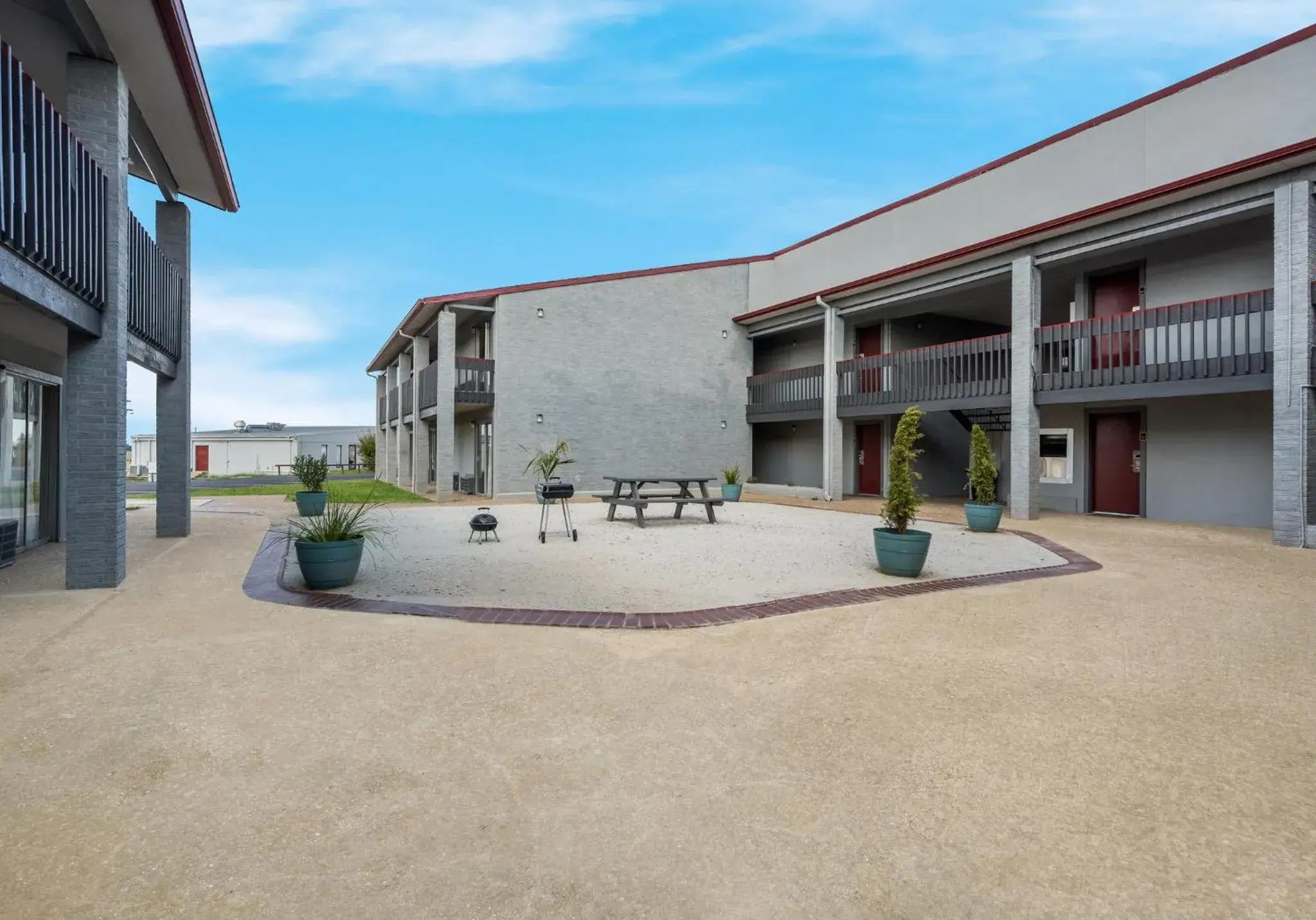 Inner courtyard view, Property Building in Red Roof Inn Madisonville