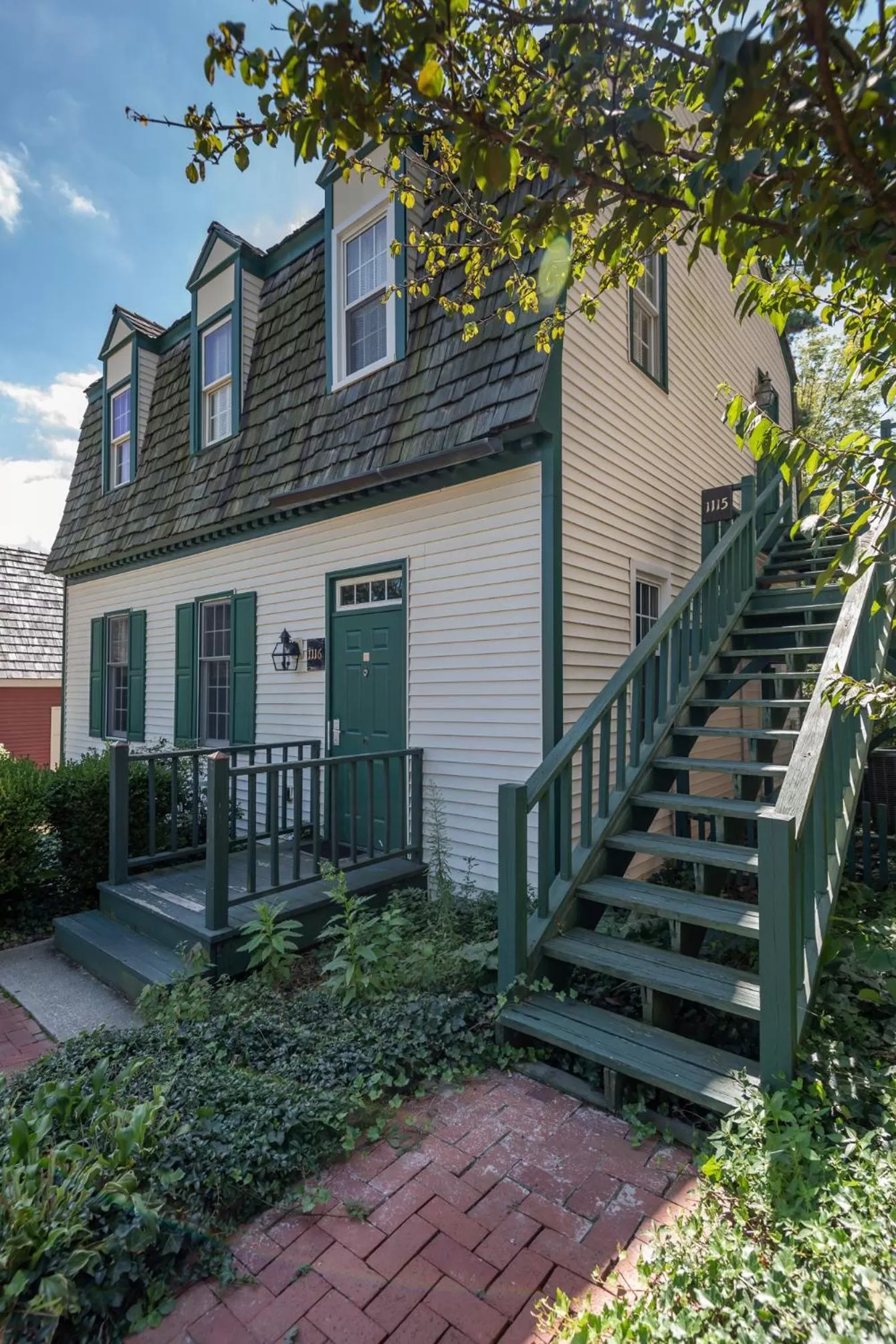 Facade/entrance in Century Suites Hotel