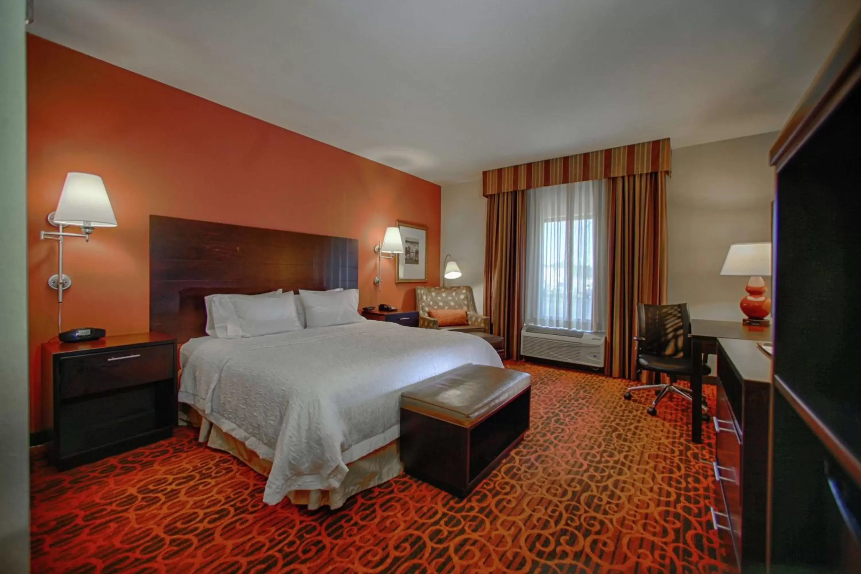 Bedroom, Bed in Hampton Inn Atlanta-Canton