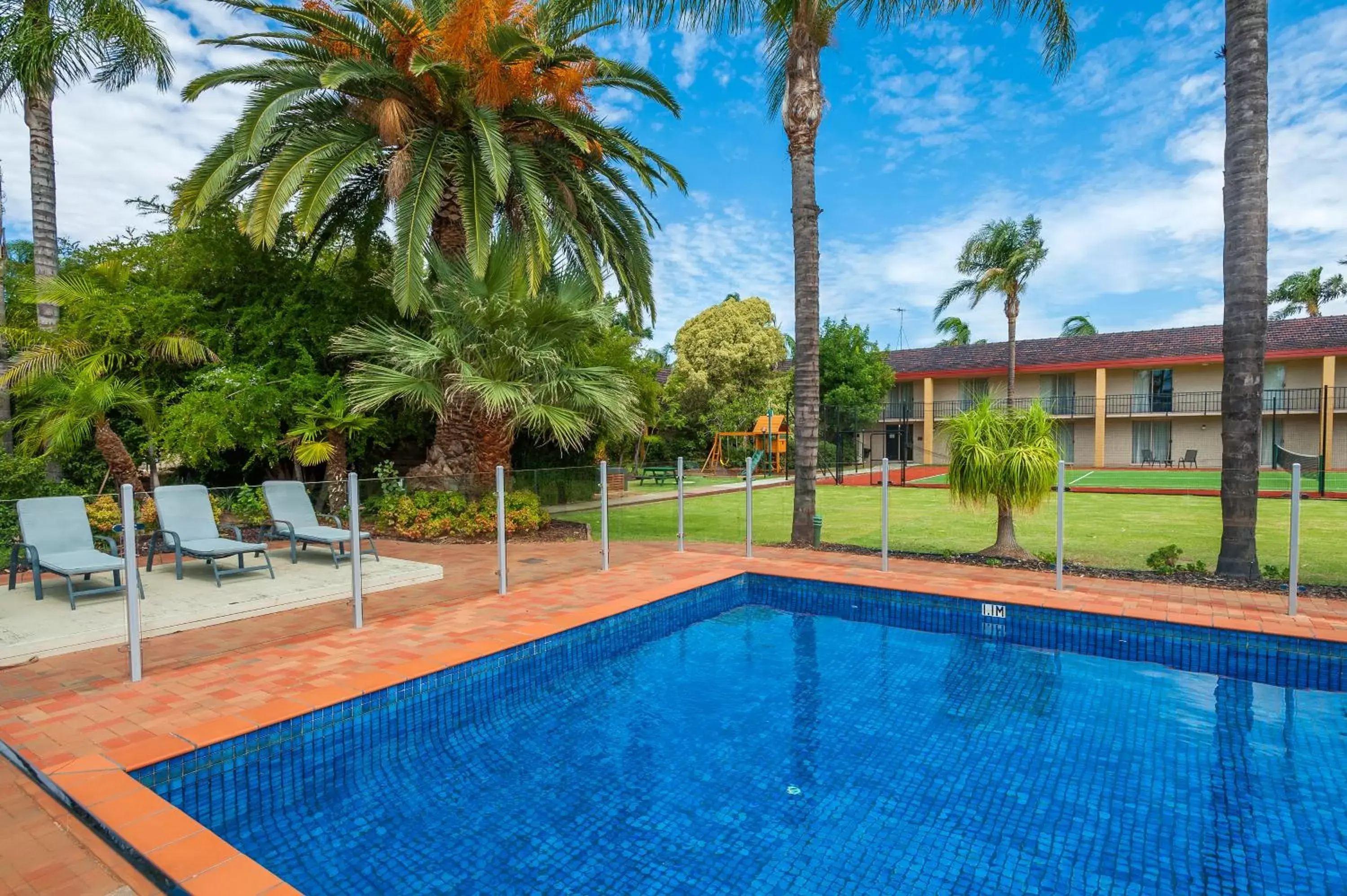 Swimming pool, Property Building in Mildura Inlander Resort