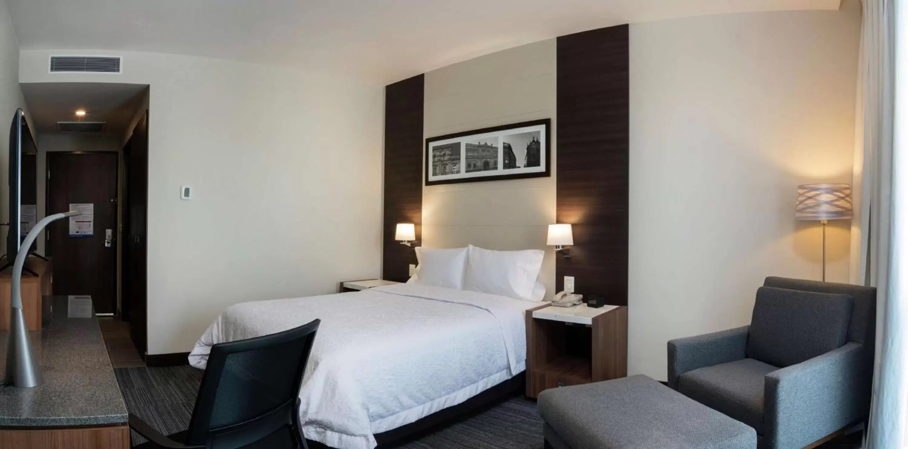 Bedroom, Bed in Hampton Inn By Hilton San Luis Potosi