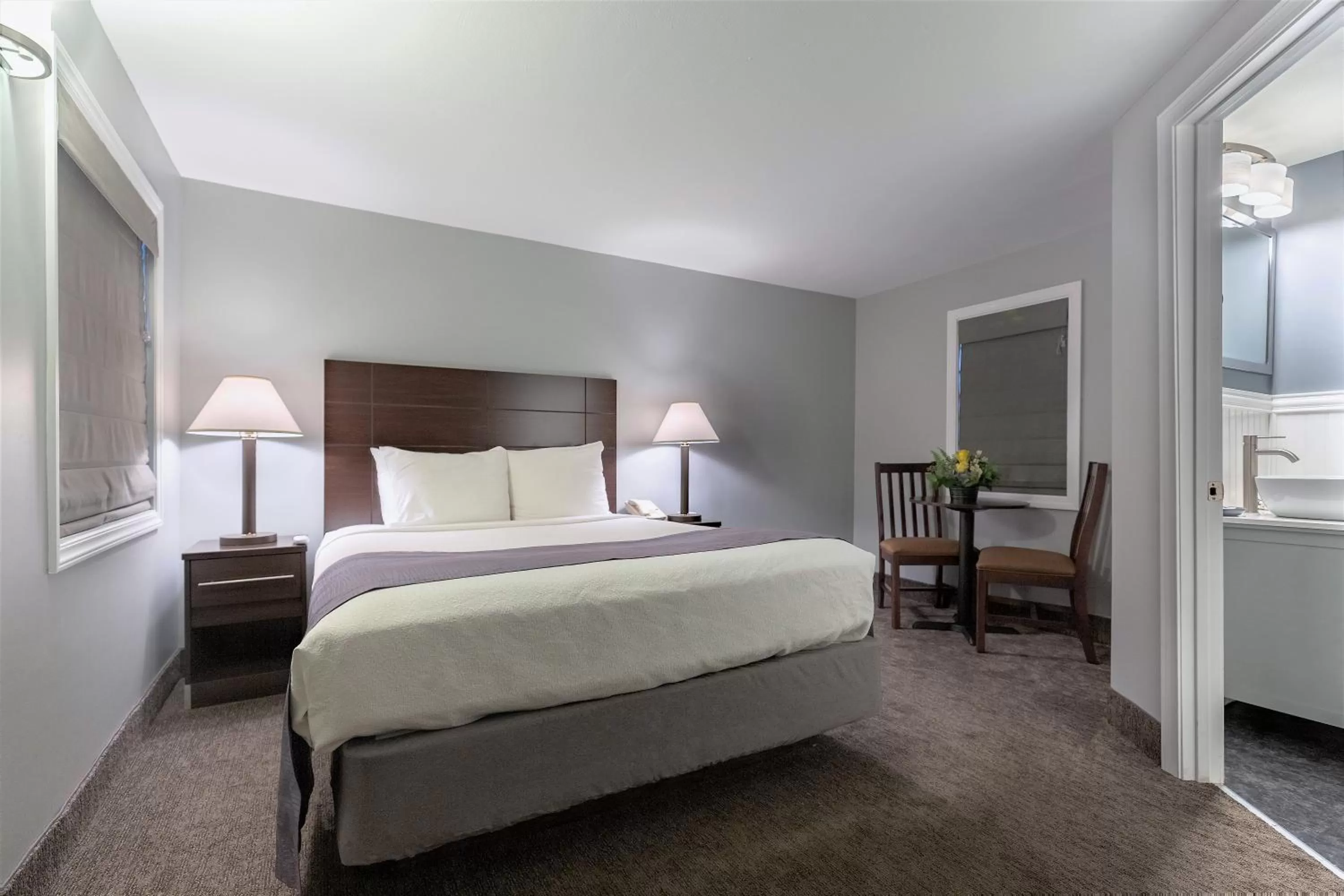 Bed in Mt. Madison Inn & Suites