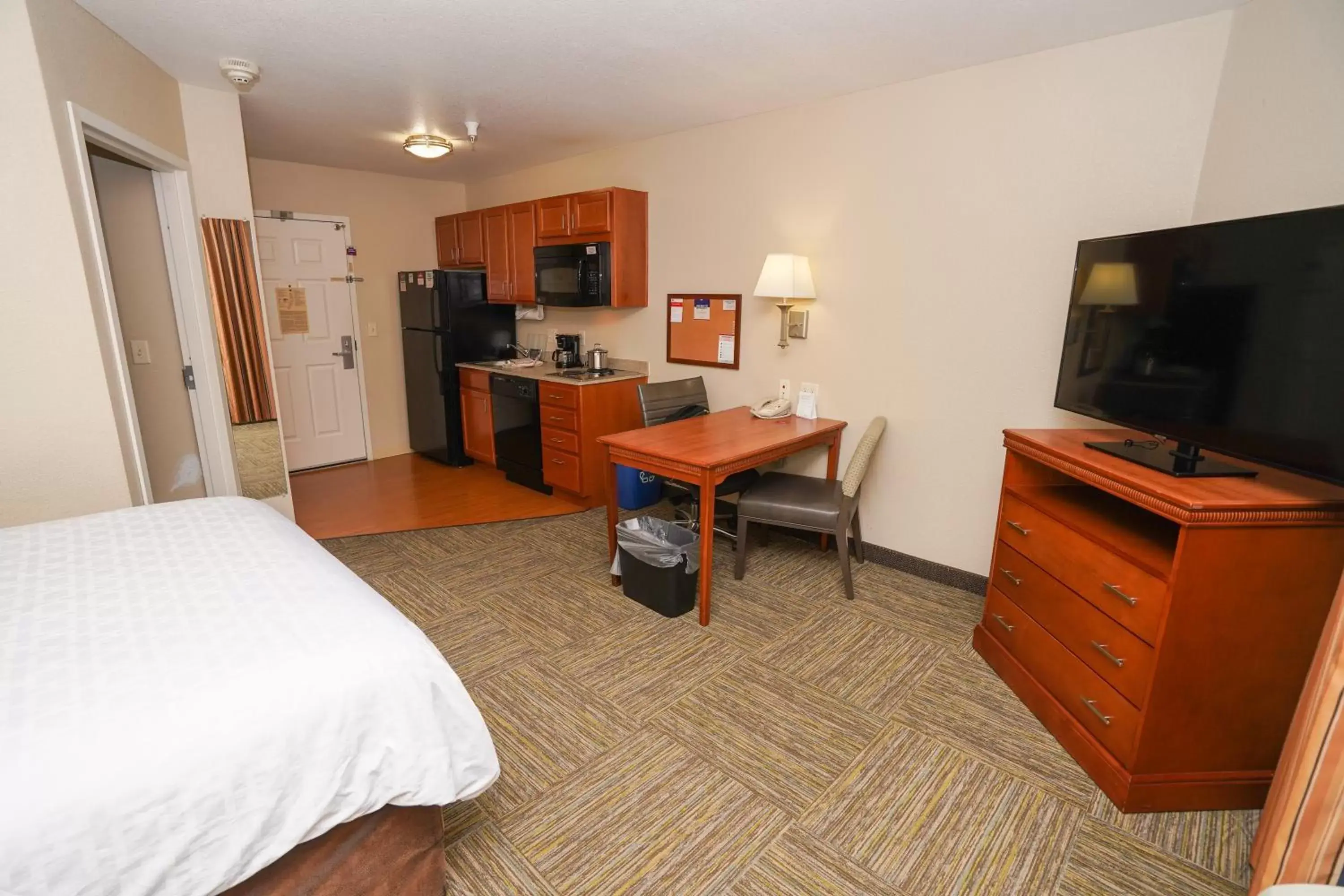 Bedroom, TV/Entertainment Center in Candlewood Suites Boise - Towne Square, an IHG Hotel