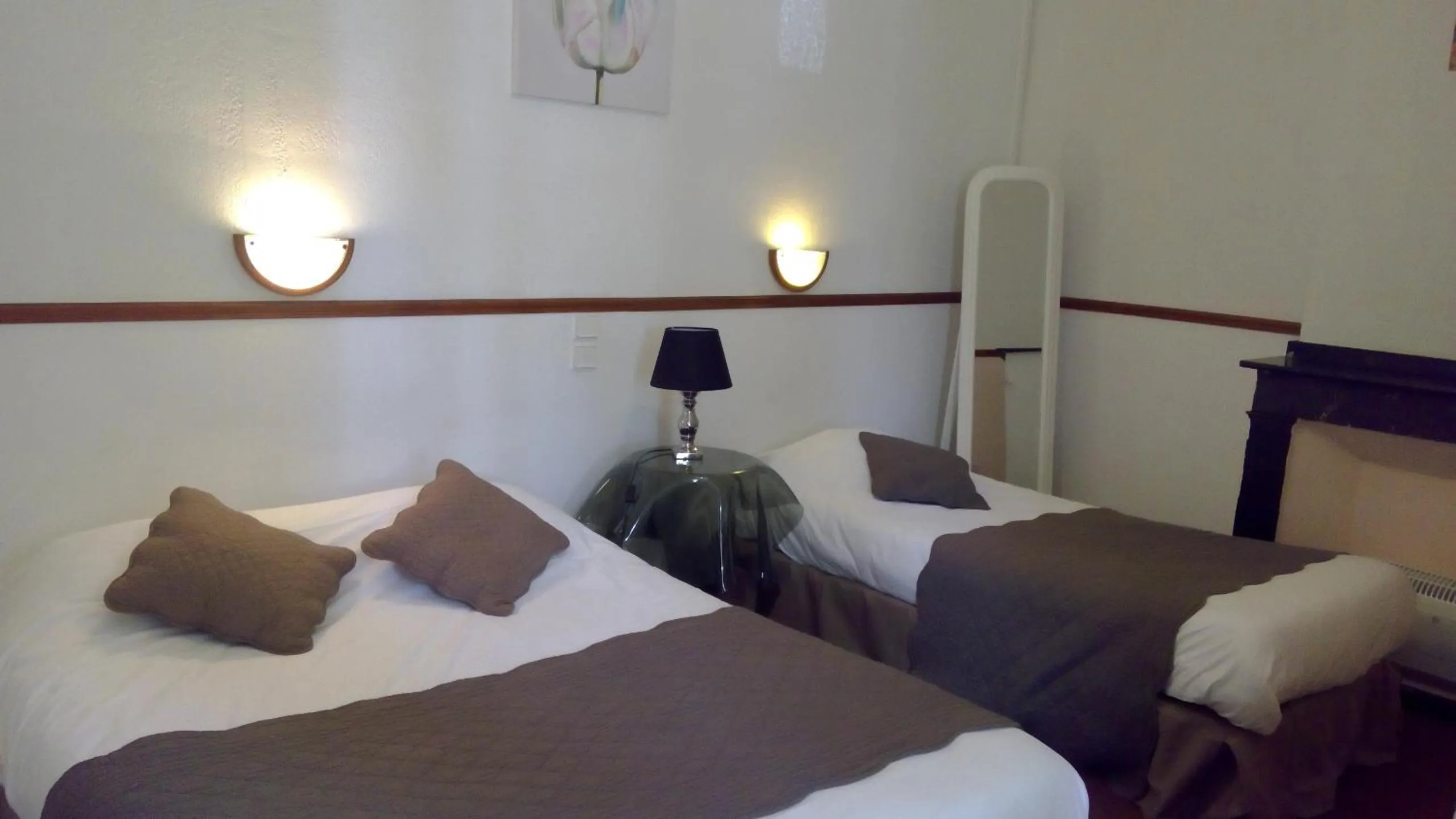 Photo of the whole room, Bed in Hôtel Central