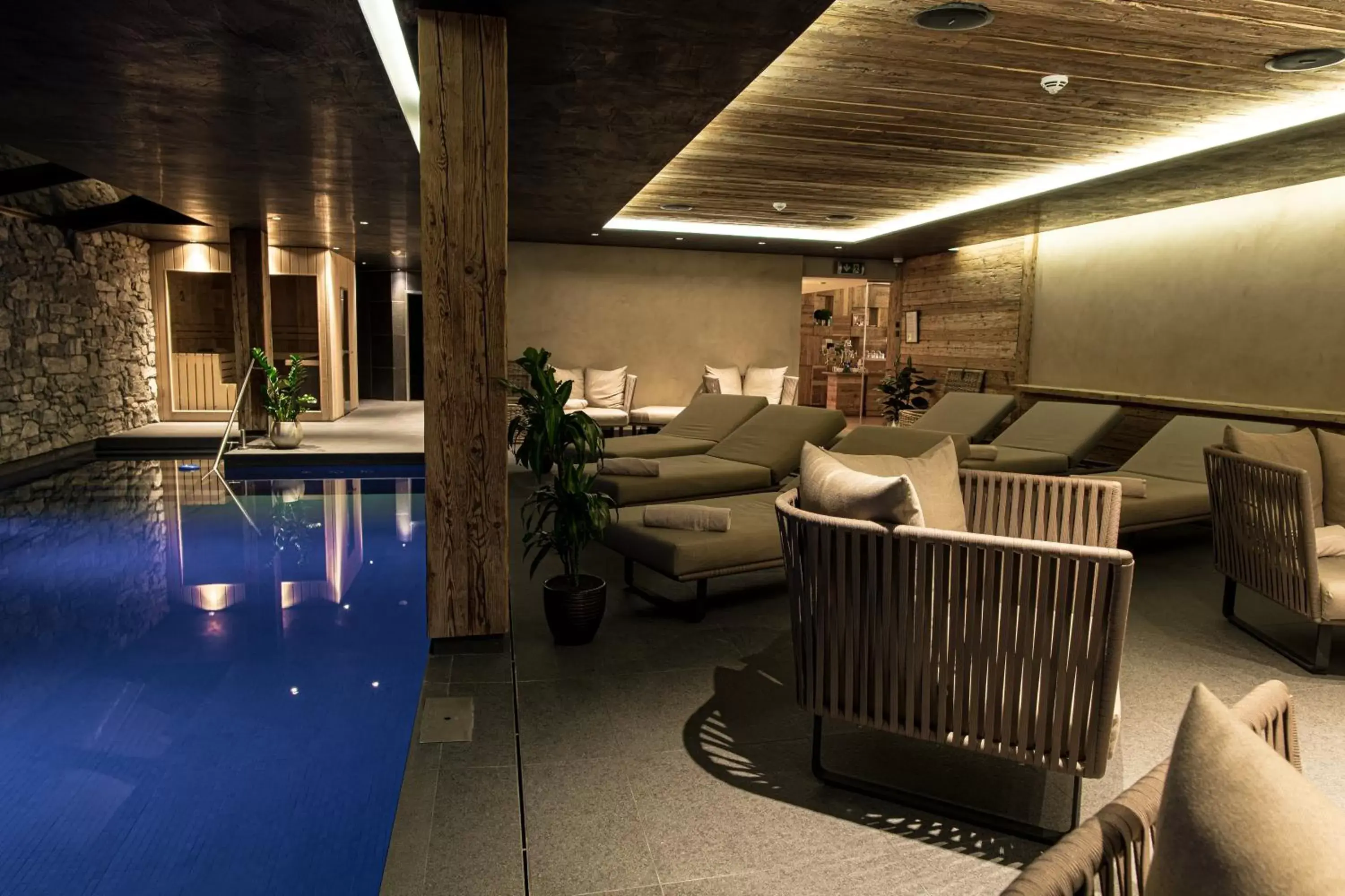 Sauna, Swimming Pool in Hôtel de Rougemont & Spa