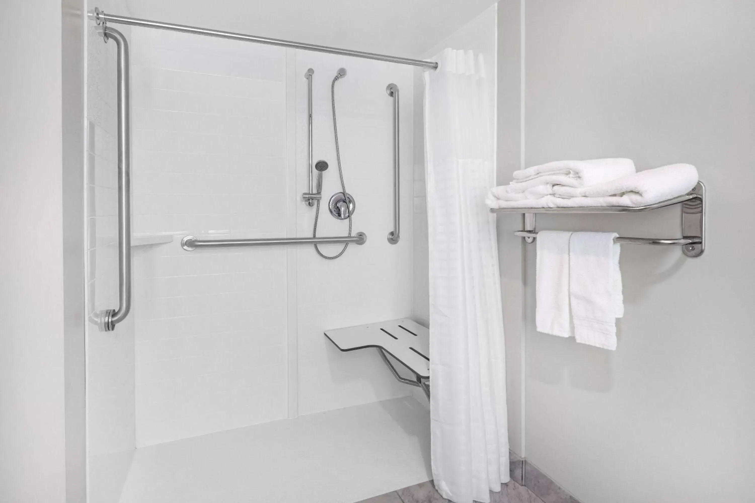 Shower, Bathroom in Days Inn & Suites by Wyndham Niagara Falls/Buffalo