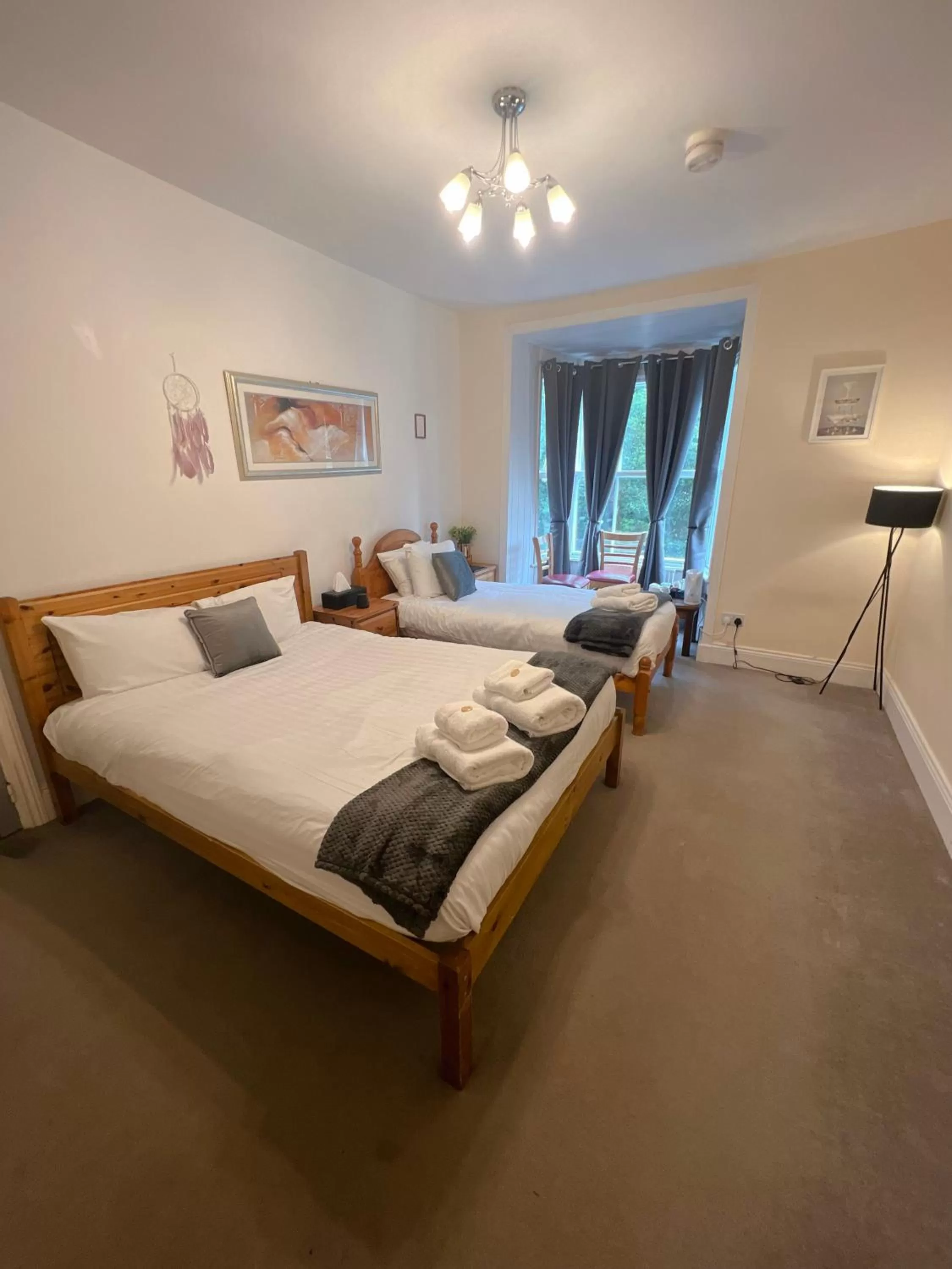 Photo of the whole room in Stone Lodge