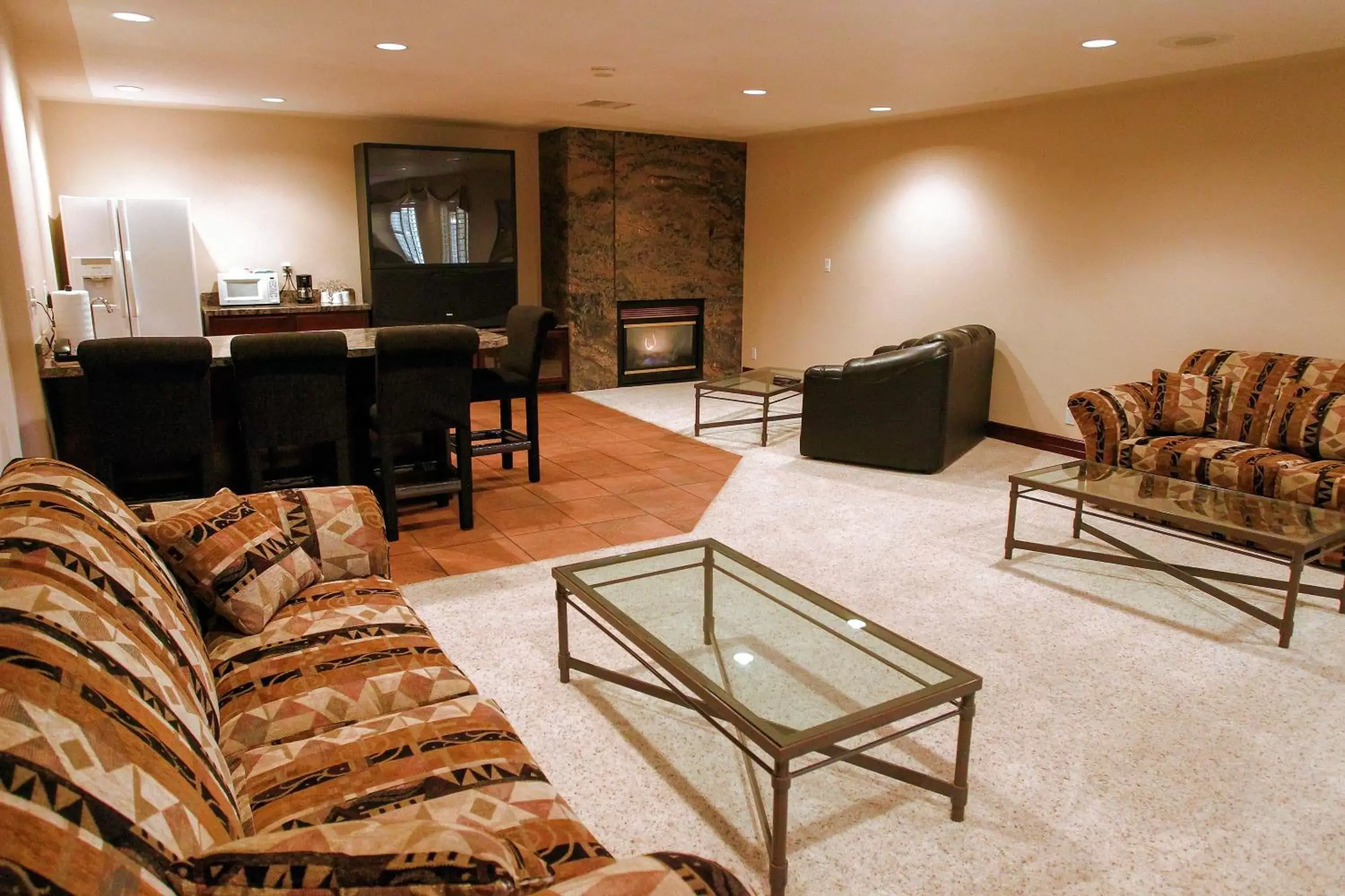 Bed, Seating Area in Greenwell Inn