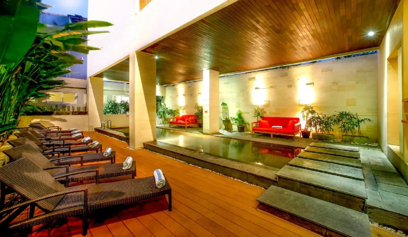 Swimming pool, Lobby/Reception in Euphoria Hotel