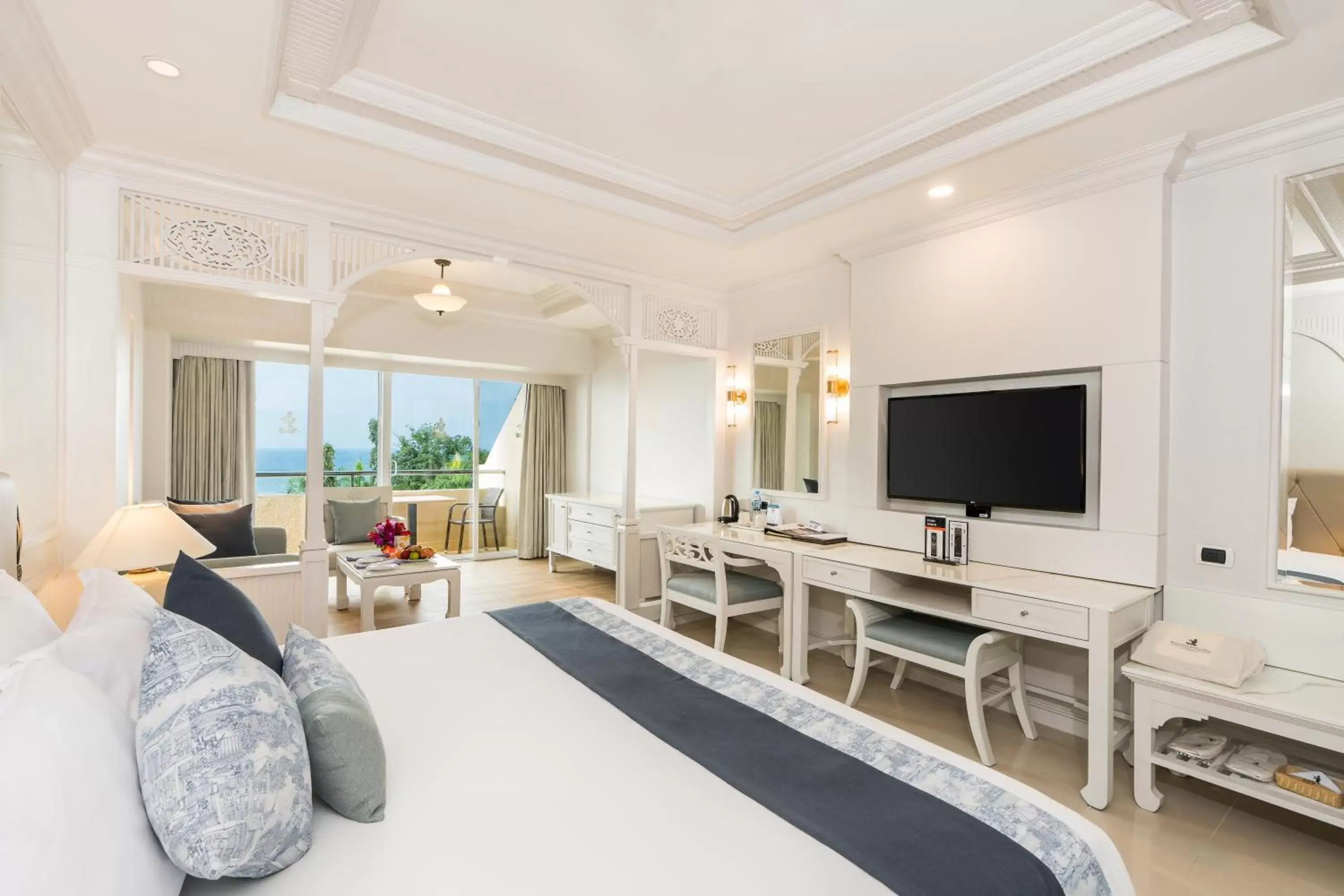 Bedroom, Seating Area in Royal Cliff Beach Hotel Pattaya