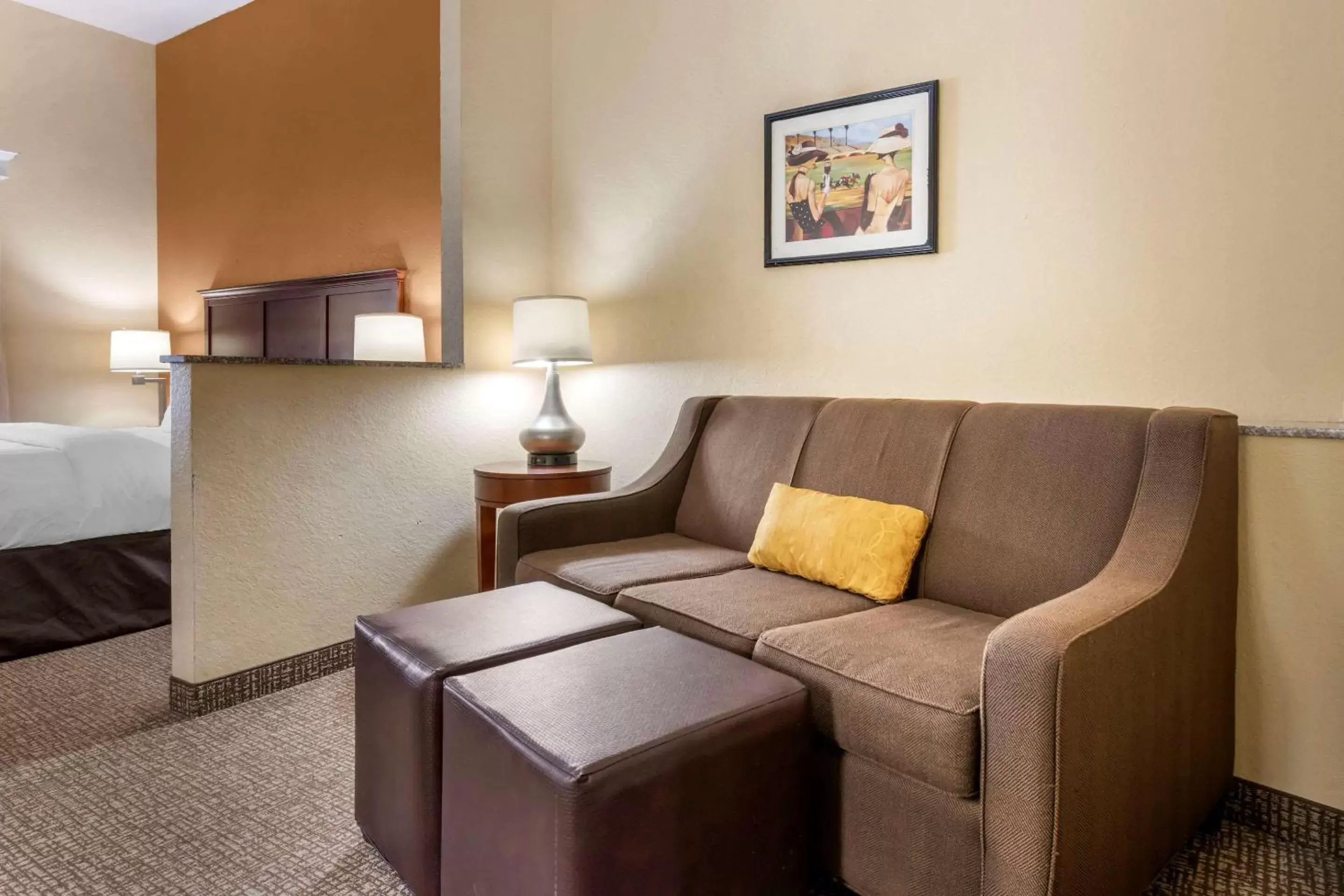 Photo of the whole room, Seating Area in Comfort Suites Ocala North