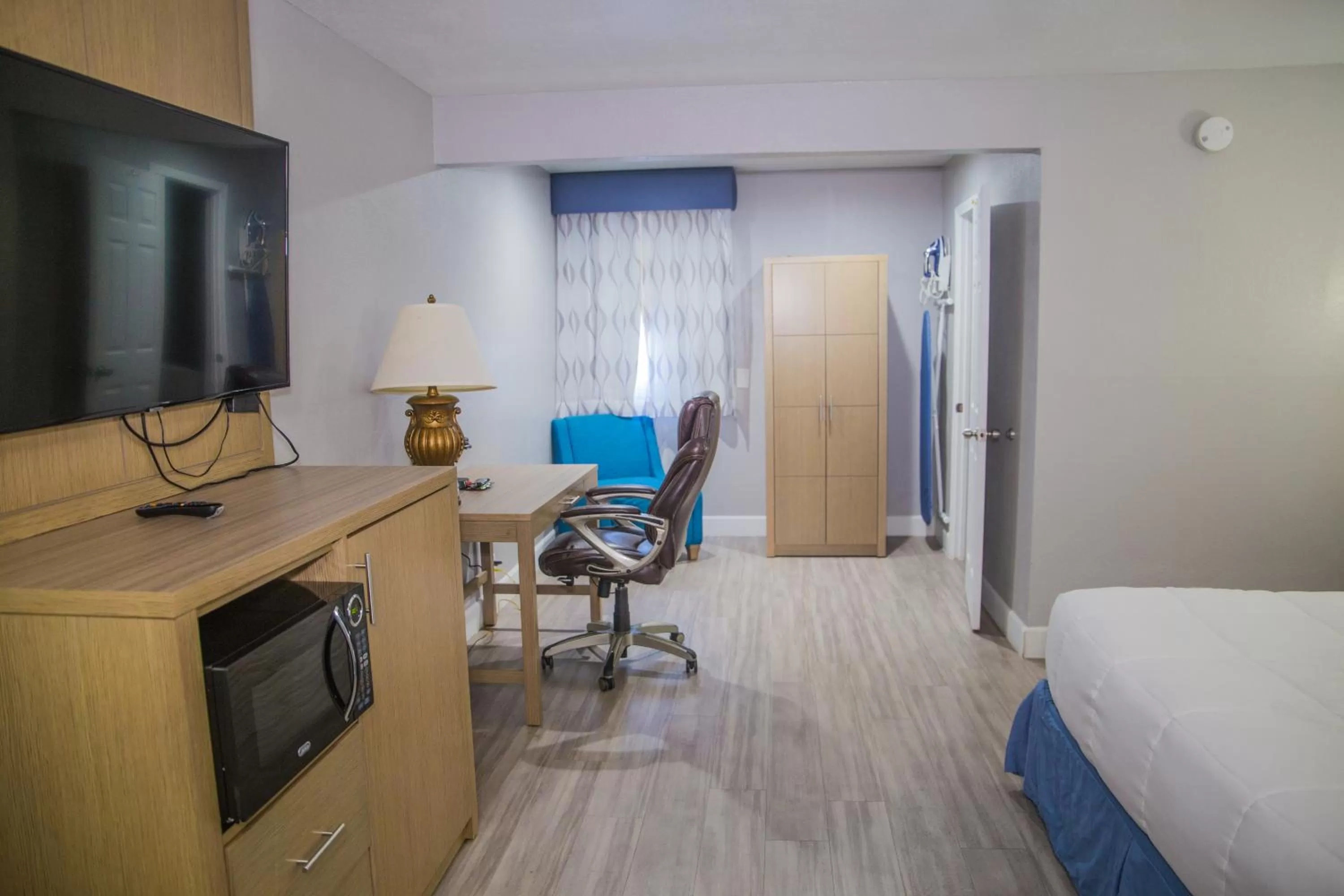 Bed in Days Inn by Wyndham Redwood City