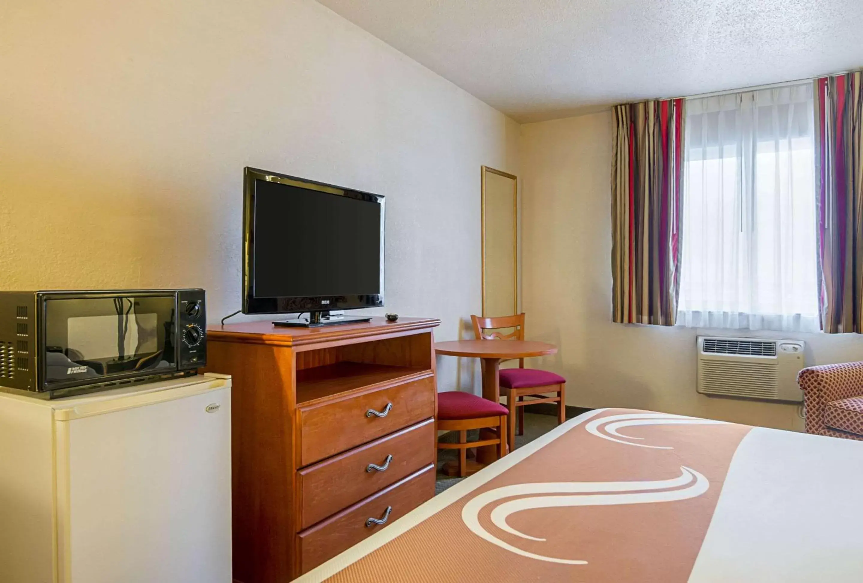 Photo of the whole room, TV/Entertainment Center in Quality Inn Sidney I-80