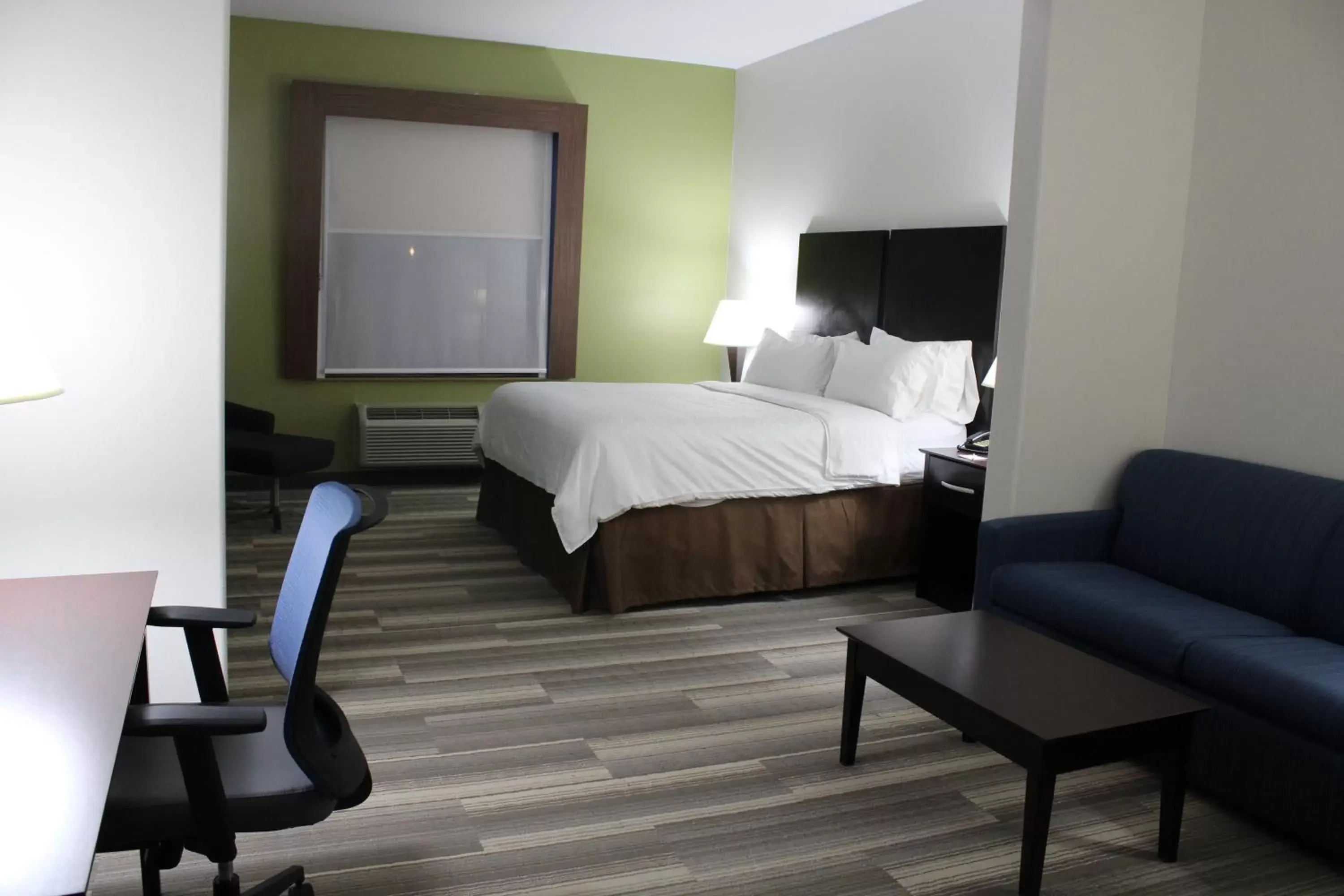 Photo of the whole room, Bed in Holiday Inn Express and Suites Heber Springs, an IHG Hotel