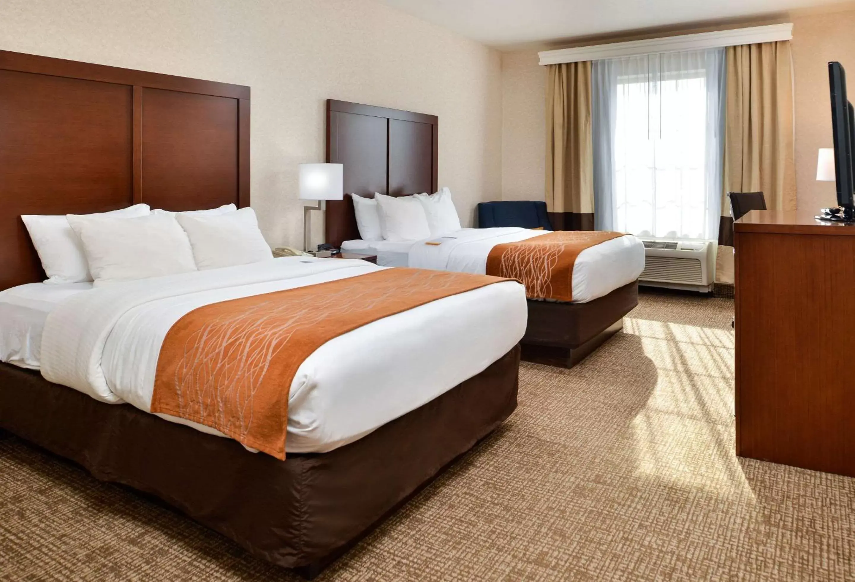 Photo of the whole room, Bed in Comfort Inn & Suites DeForest