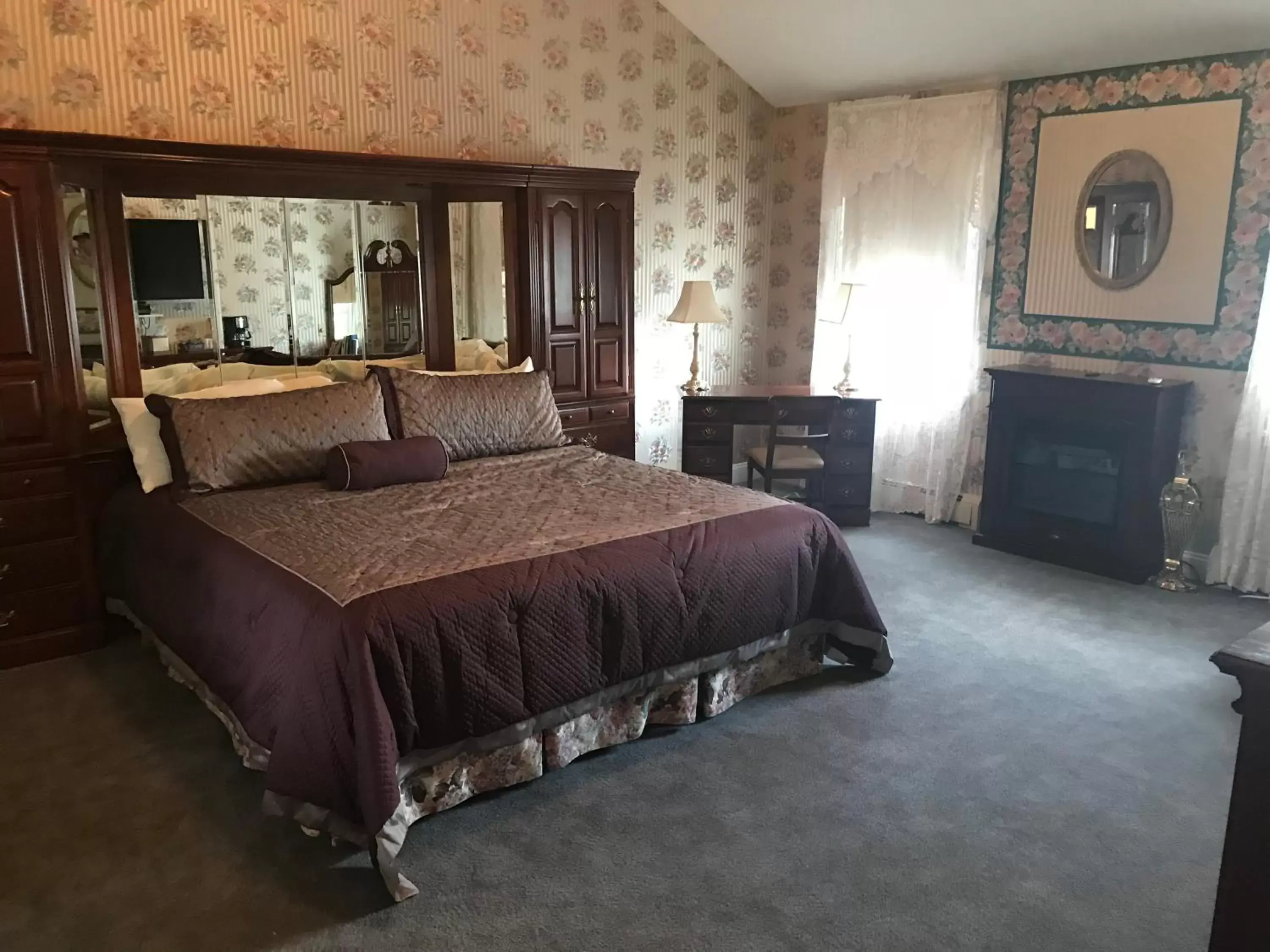 Bedroom, Bed in Longhouse Manor B&B